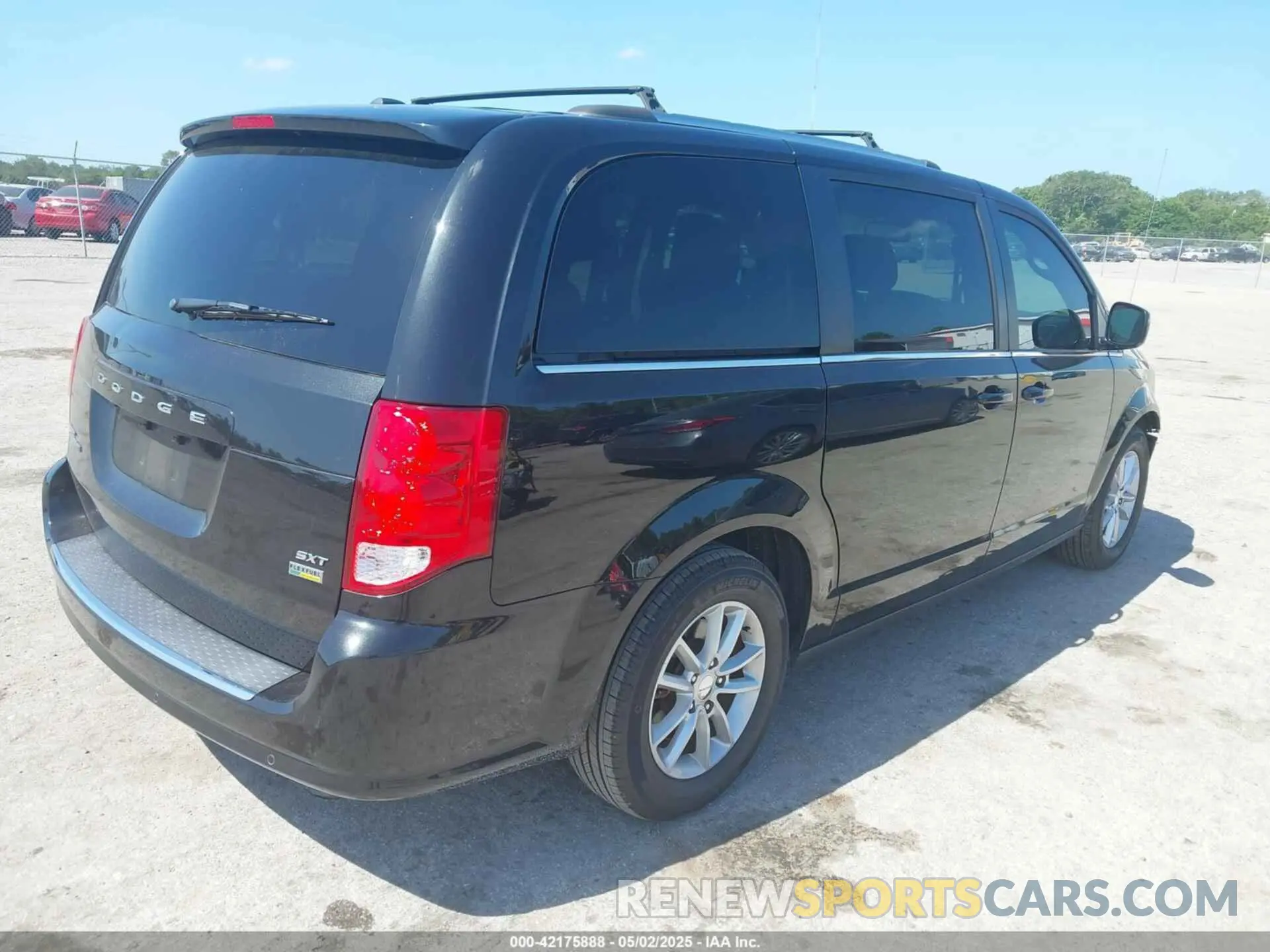 4 Photograph of a damaged car 2C4RDGCG5KR739144 DODGE GRAND CARAVAN 2019