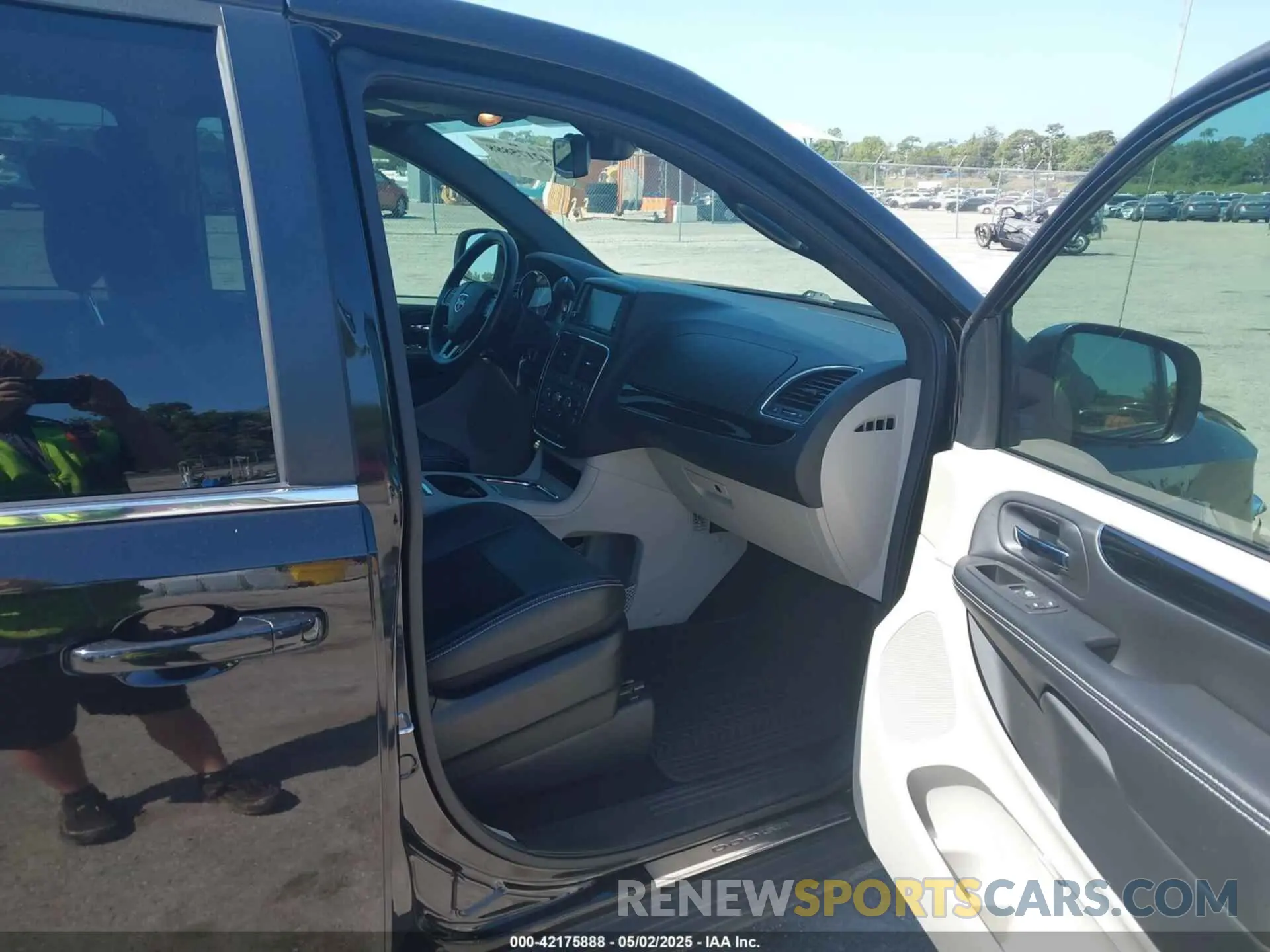 5 Photograph of a damaged car 2C4RDGCG5KR739144 DODGE GRAND CARAVAN 2019