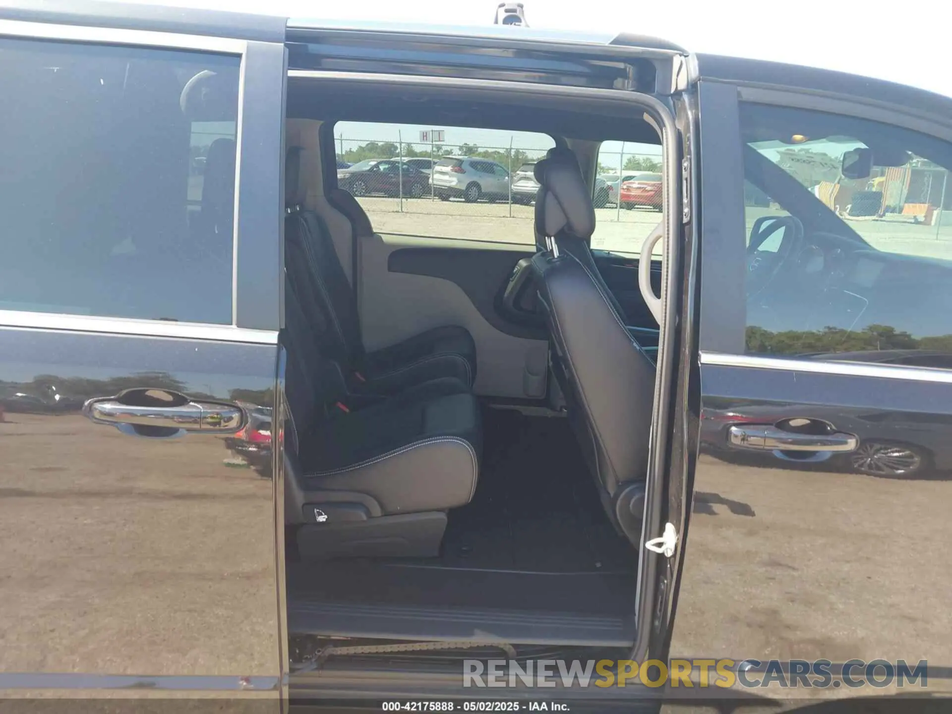 8 Photograph of a damaged car 2C4RDGCG5KR739144 DODGE GRAND CARAVAN 2019