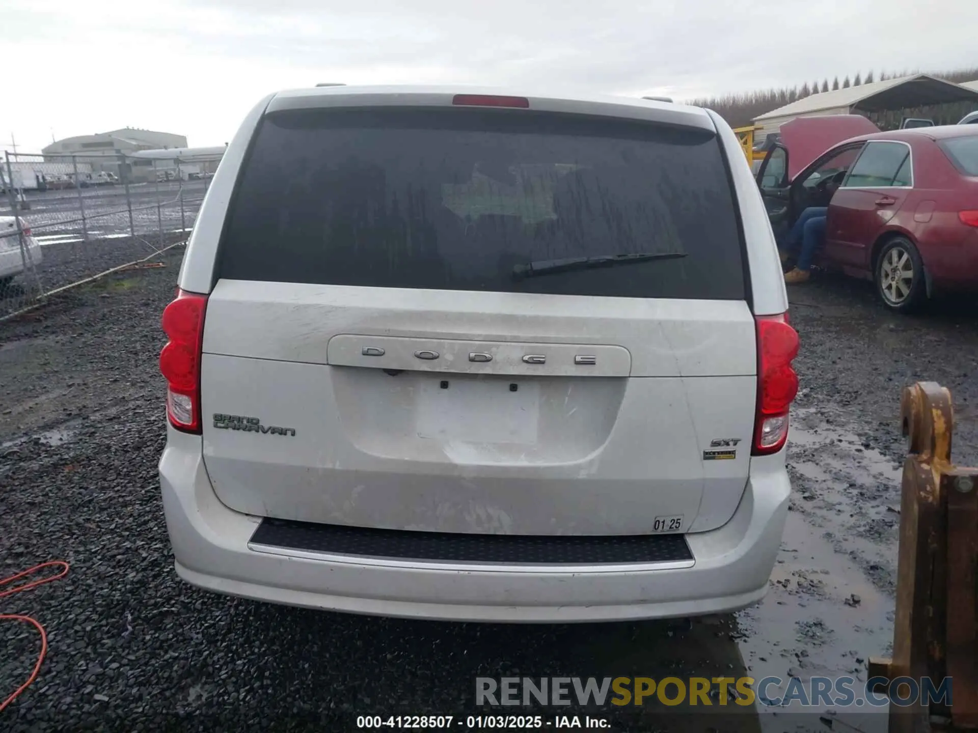 17 Photograph of a damaged car 2C4RDGCG5KR747888 DODGE GRAND CARAVAN 2019