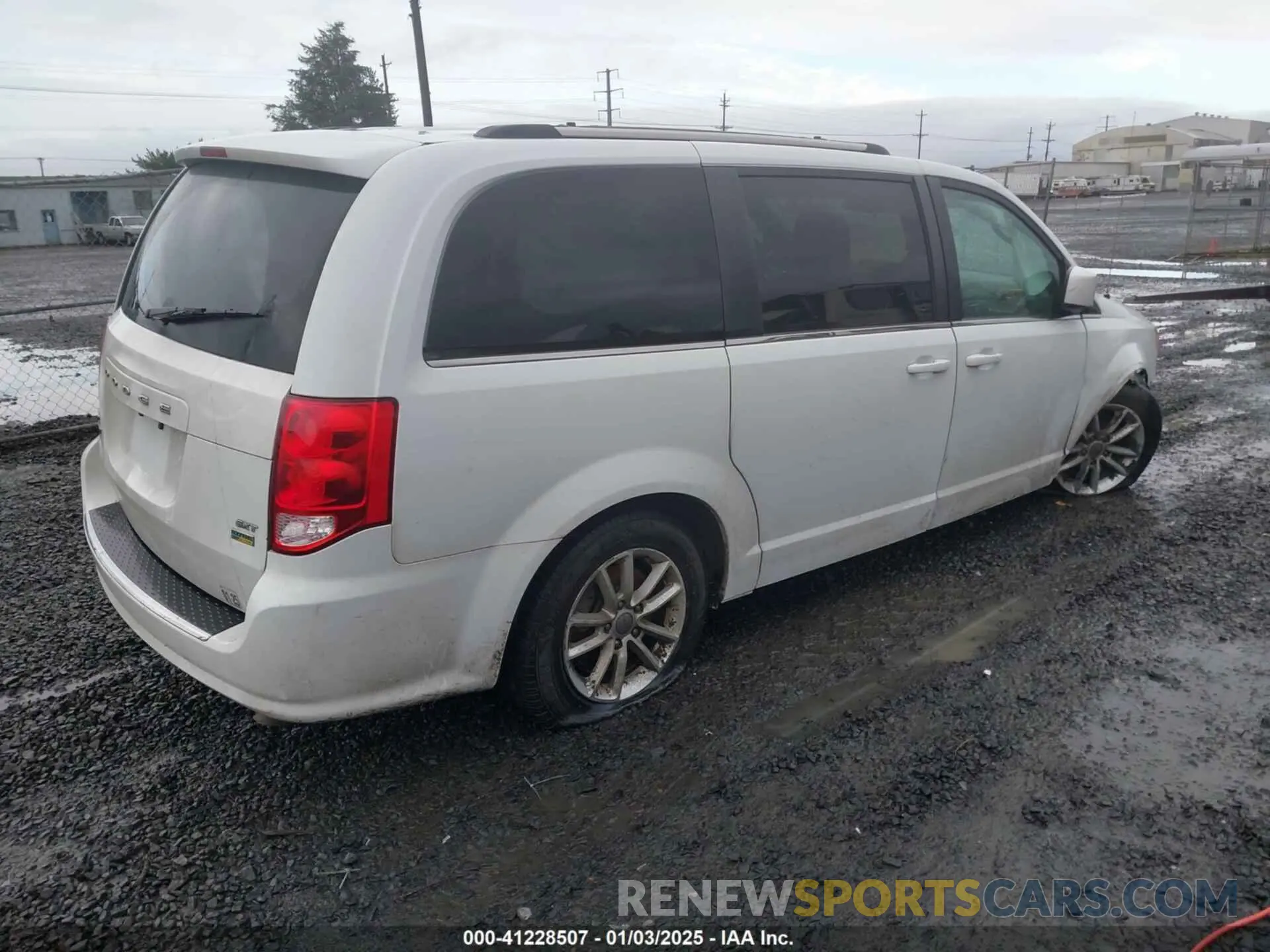 4 Photograph of a damaged car 2C4RDGCG5KR747888 DODGE GRAND CARAVAN 2019