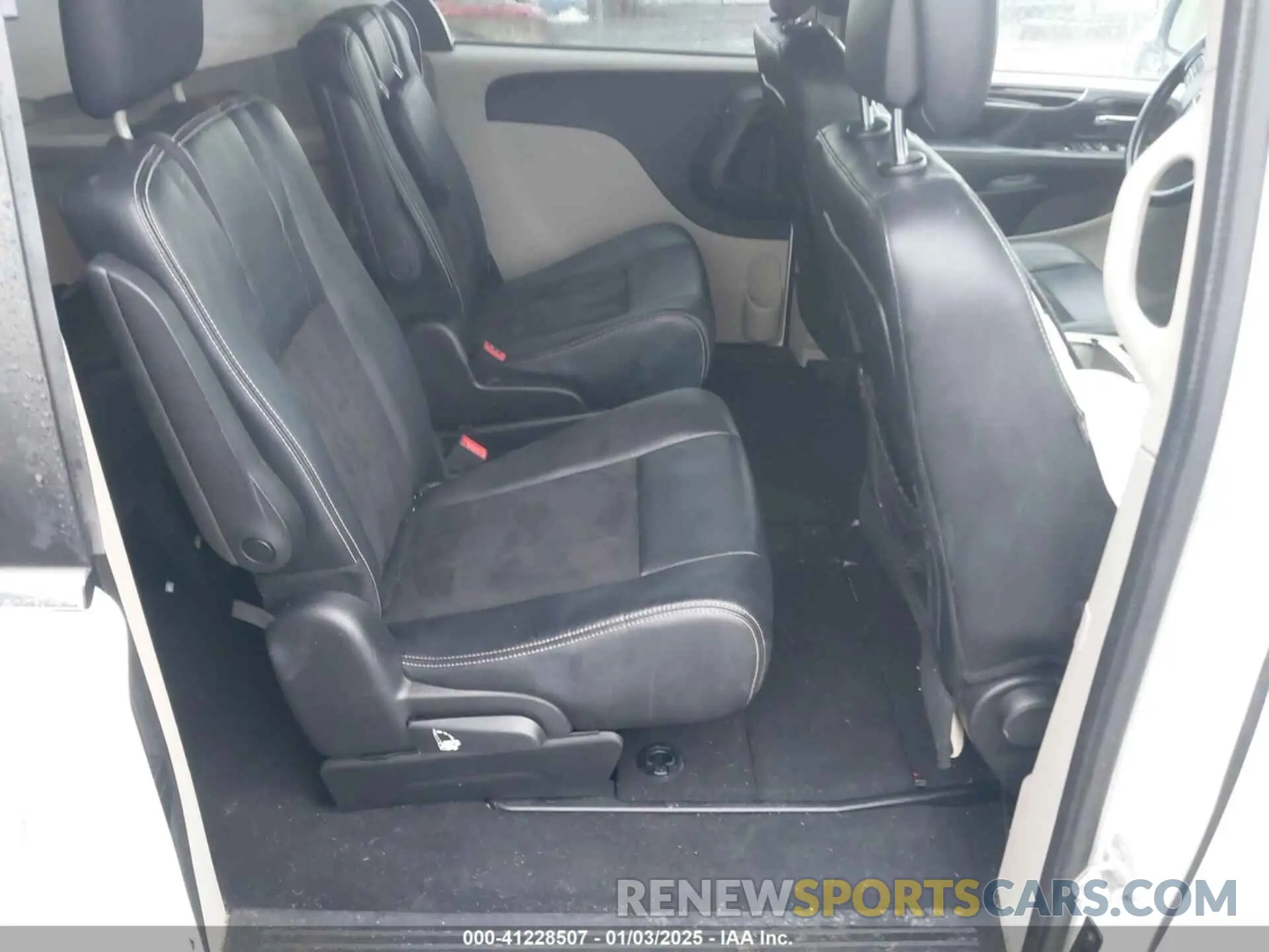 8 Photograph of a damaged car 2C4RDGCG5KR747888 DODGE GRAND CARAVAN 2019