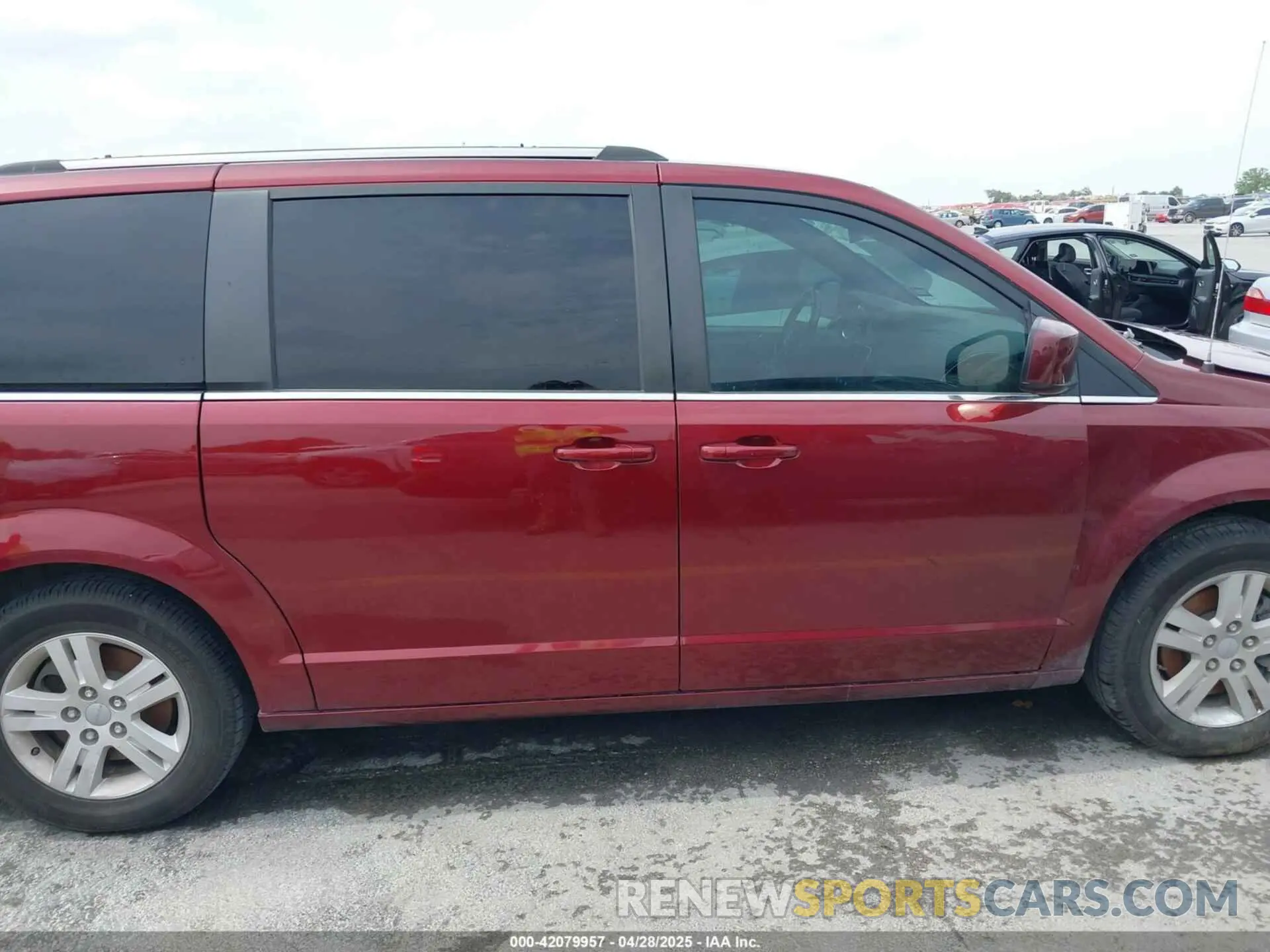 14 Photograph of a damaged car 2C4RDGCG5KR775674 DODGE GRAND CARAVAN 2019