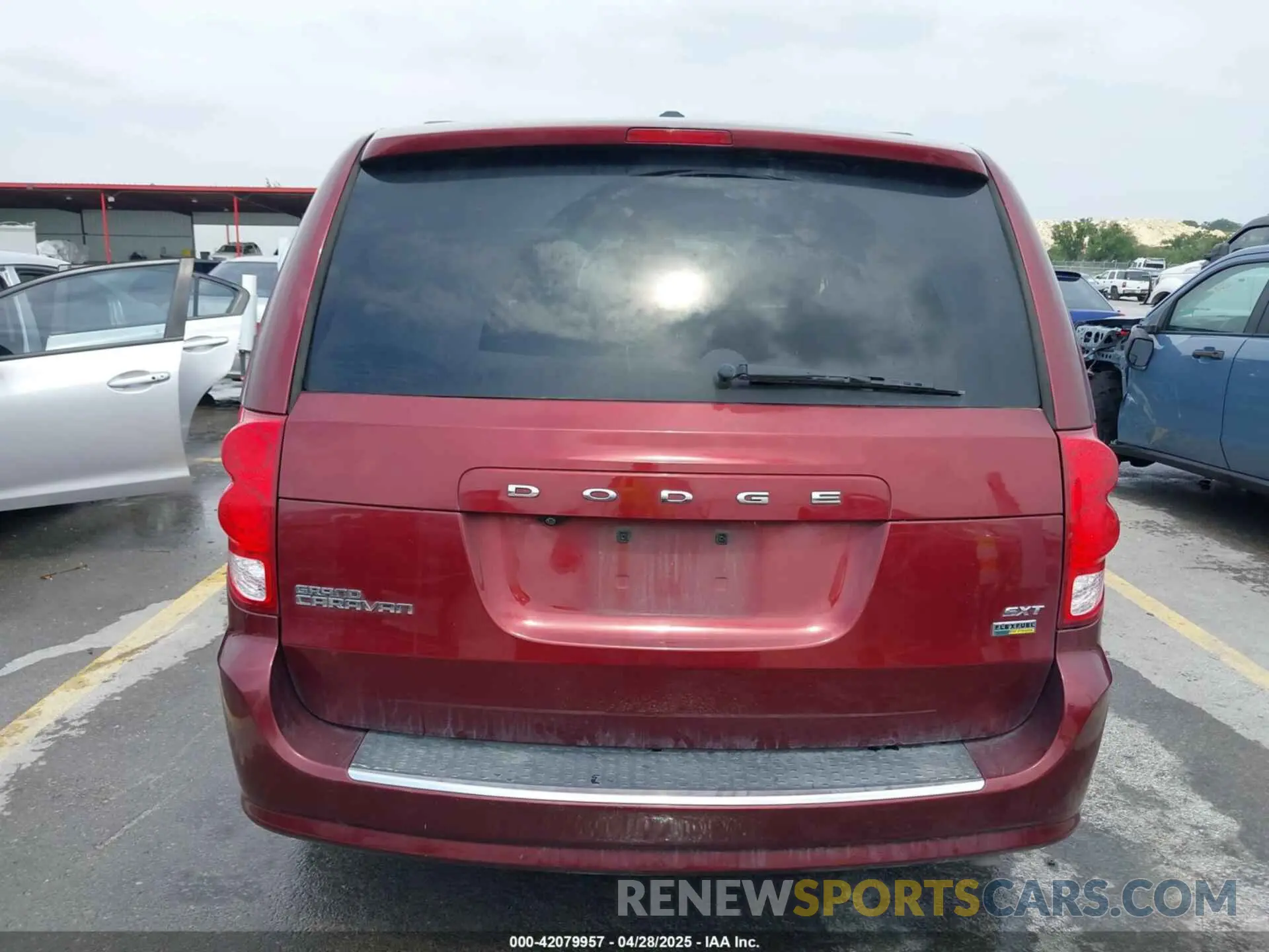 17 Photograph of a damaged car 2C4RDGCG5KR775674 DODGE GRAND CARAVAN 2019