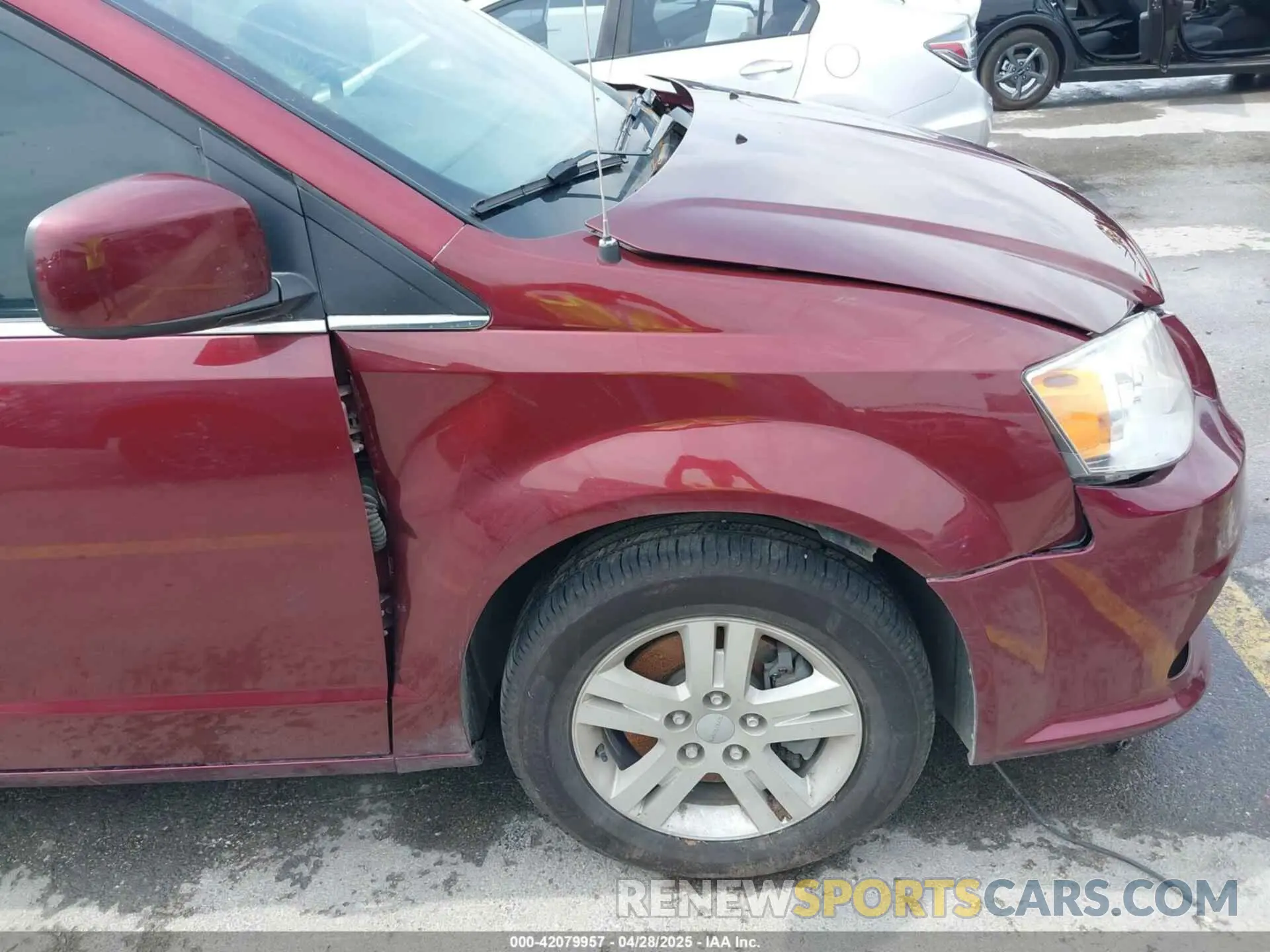 19 Photograph of a damaged car 2C4RDGCG5KR775674 DODGE GRAND CARAVAN 2019