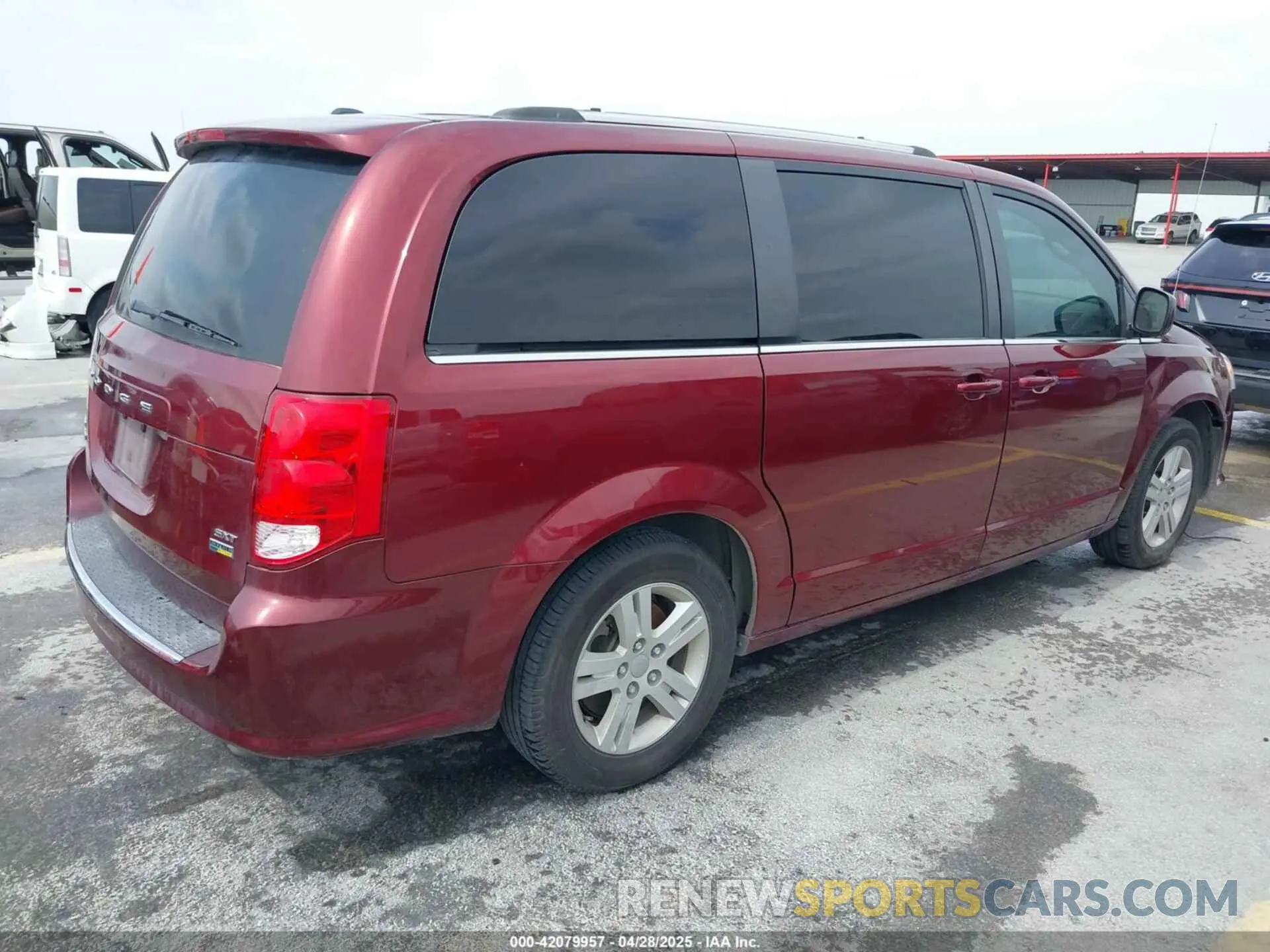 4 Photograph of a damaged car 2C4RDGCG5KR775674 DODGE GRAND CARAVAN 2019