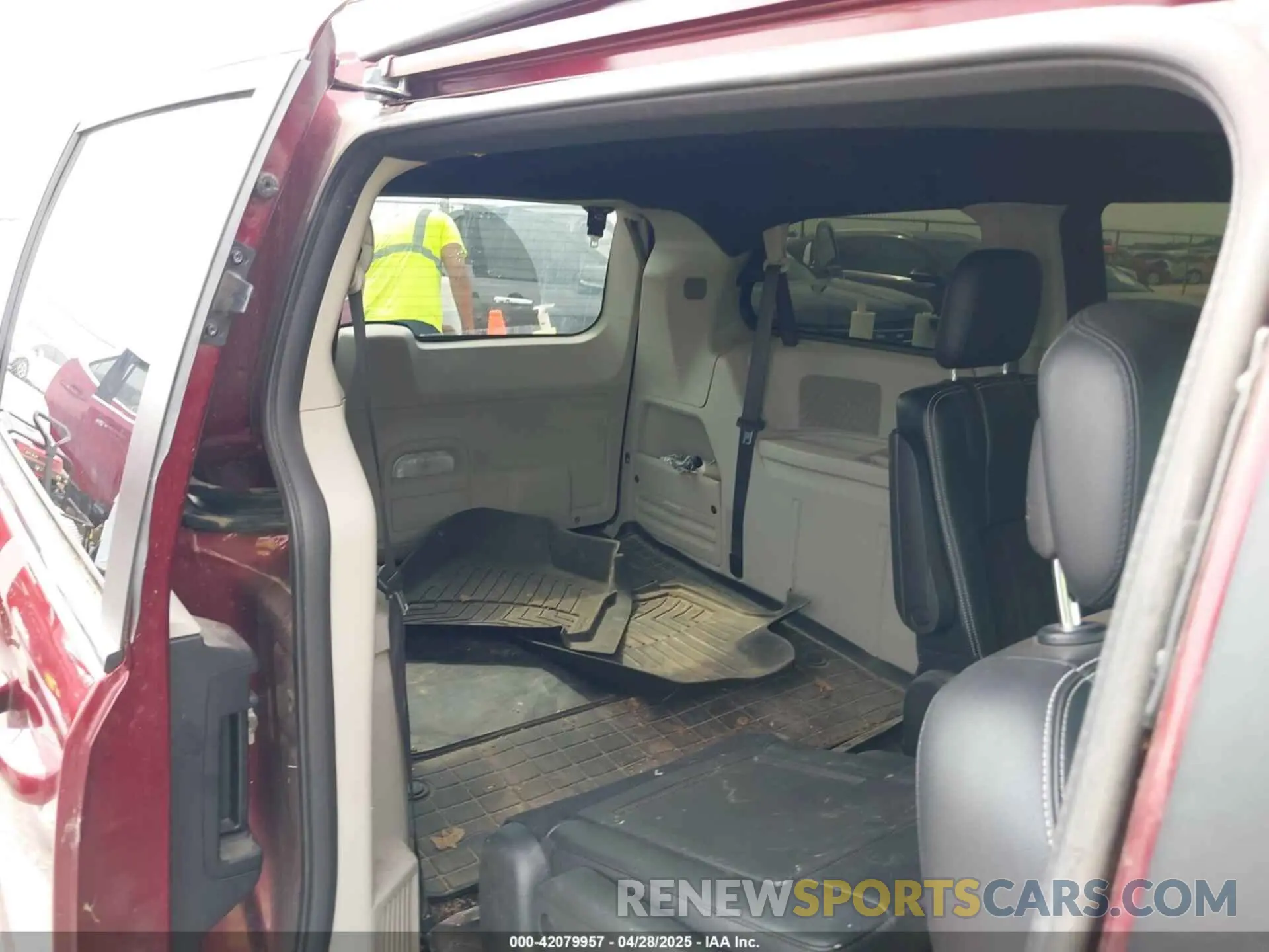 8 Photograph of a damaged car 2C4RDGCG5KR775674 DODGE GRAND CARAVAN 2019