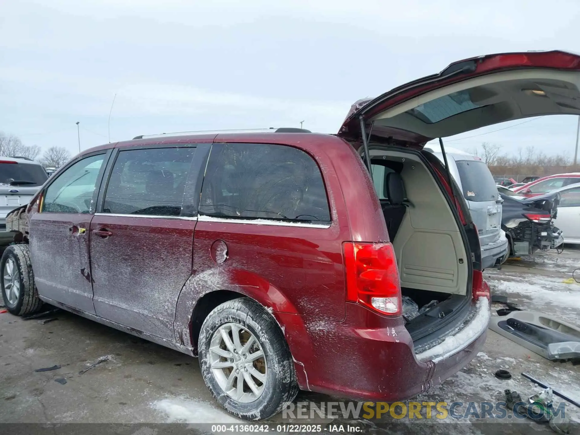 3 Photograph of a damaged car 2C4RDGCG5KR777196 DODGE GRAND CARAVAN 2019