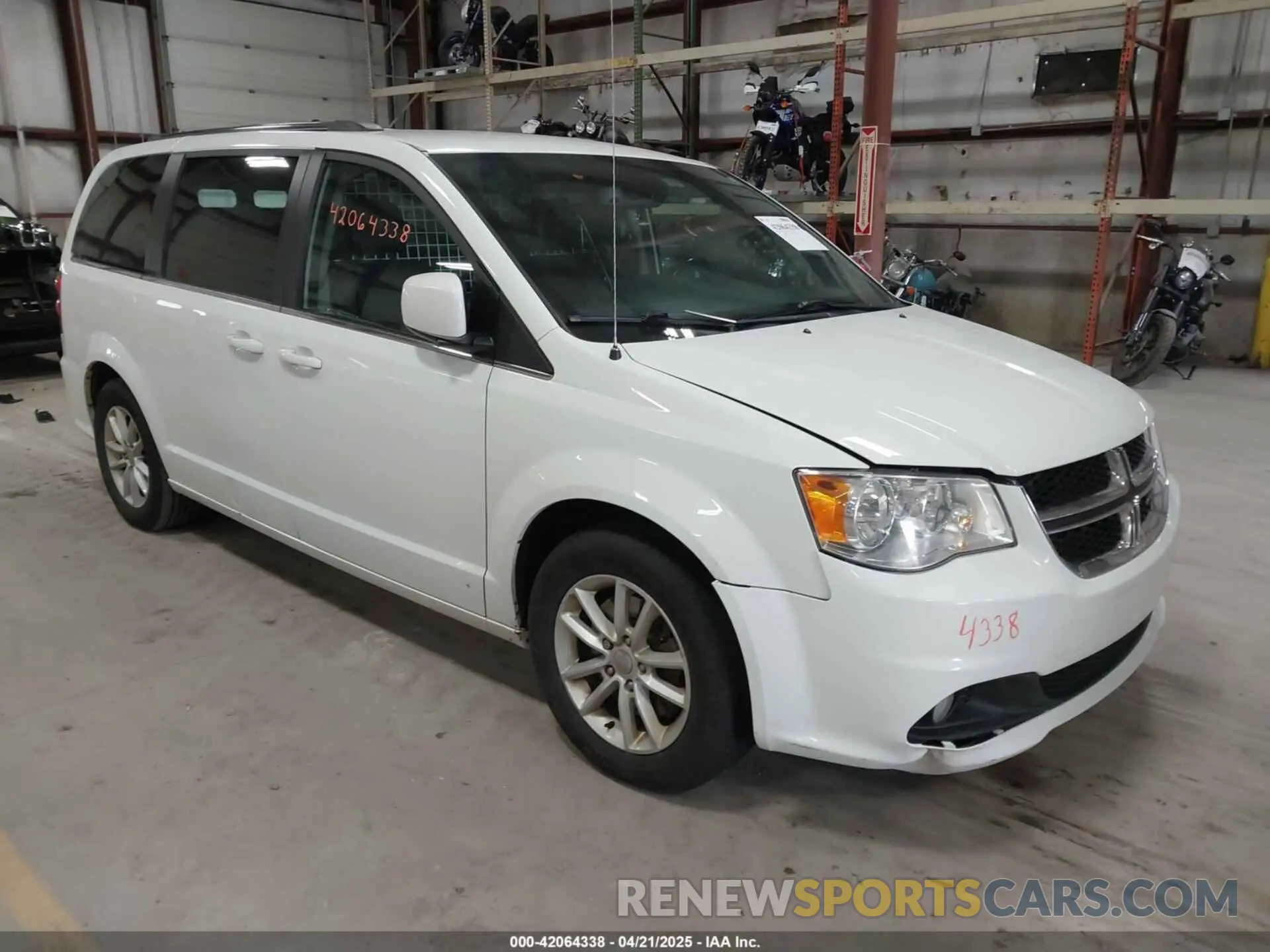 1 Photograph of a damaged car 2C4RDGCG5KR789624 DODGE GRAND CARAVAN 2019
