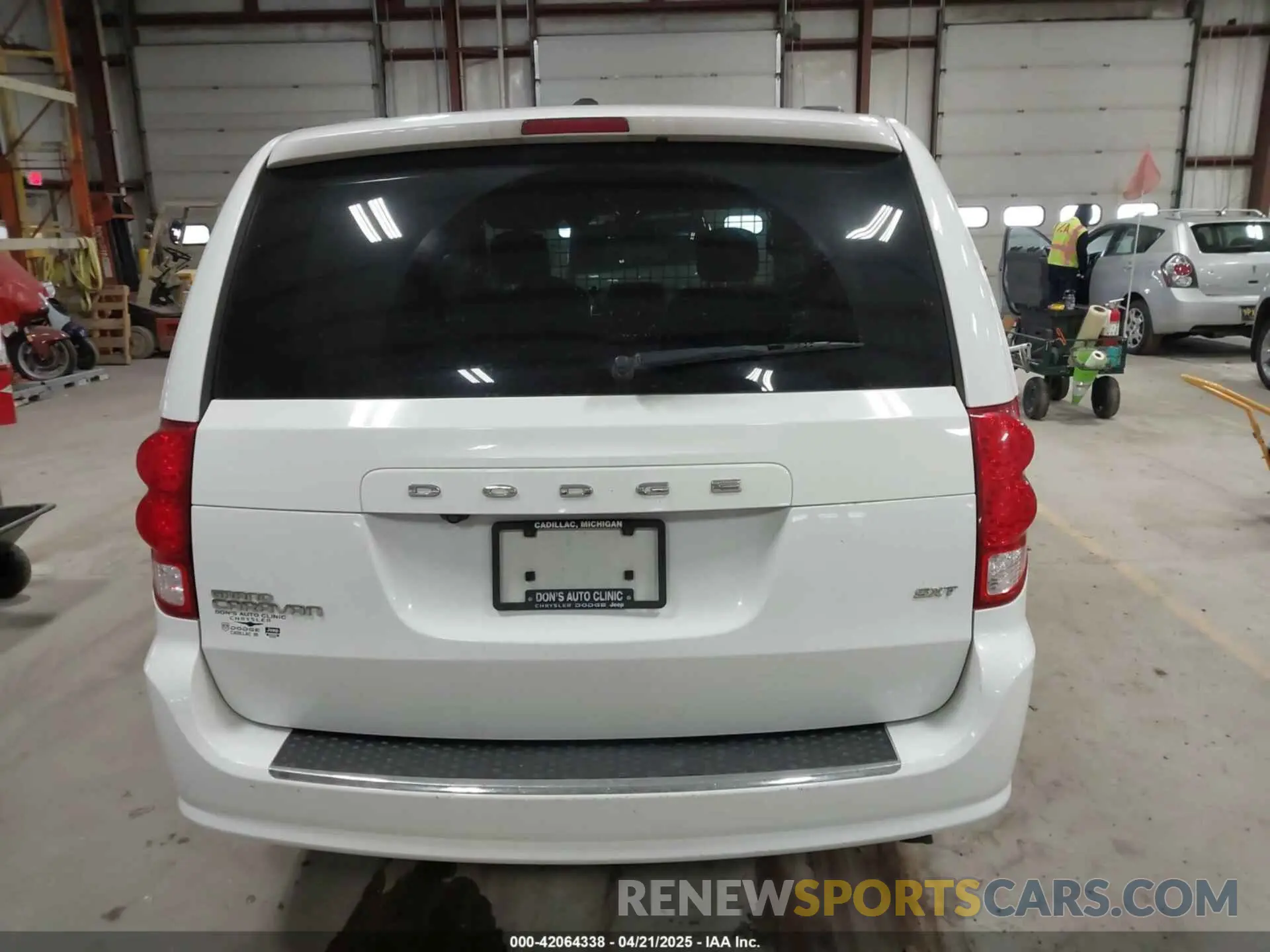 16 Photograph of a damaged car 2C4RDGCG5KR789624 DODGE GRAND CARAVAN 2019