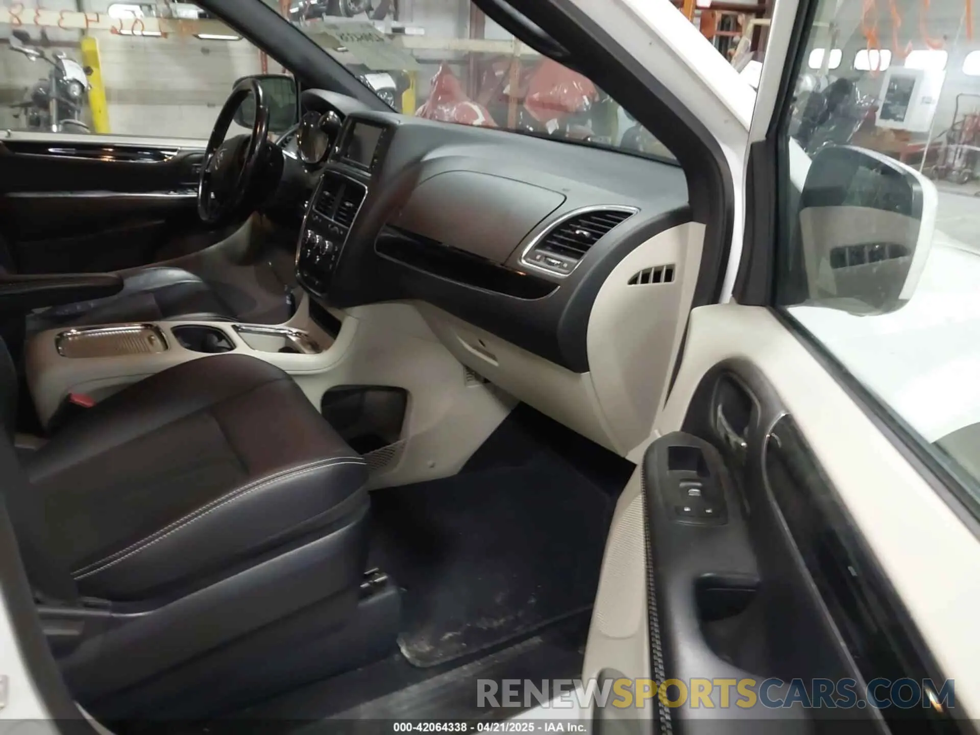 5 Photograph of a damaged car 2C4RDGCG5KR789624 DODGE GRAND CARAVAN 2019