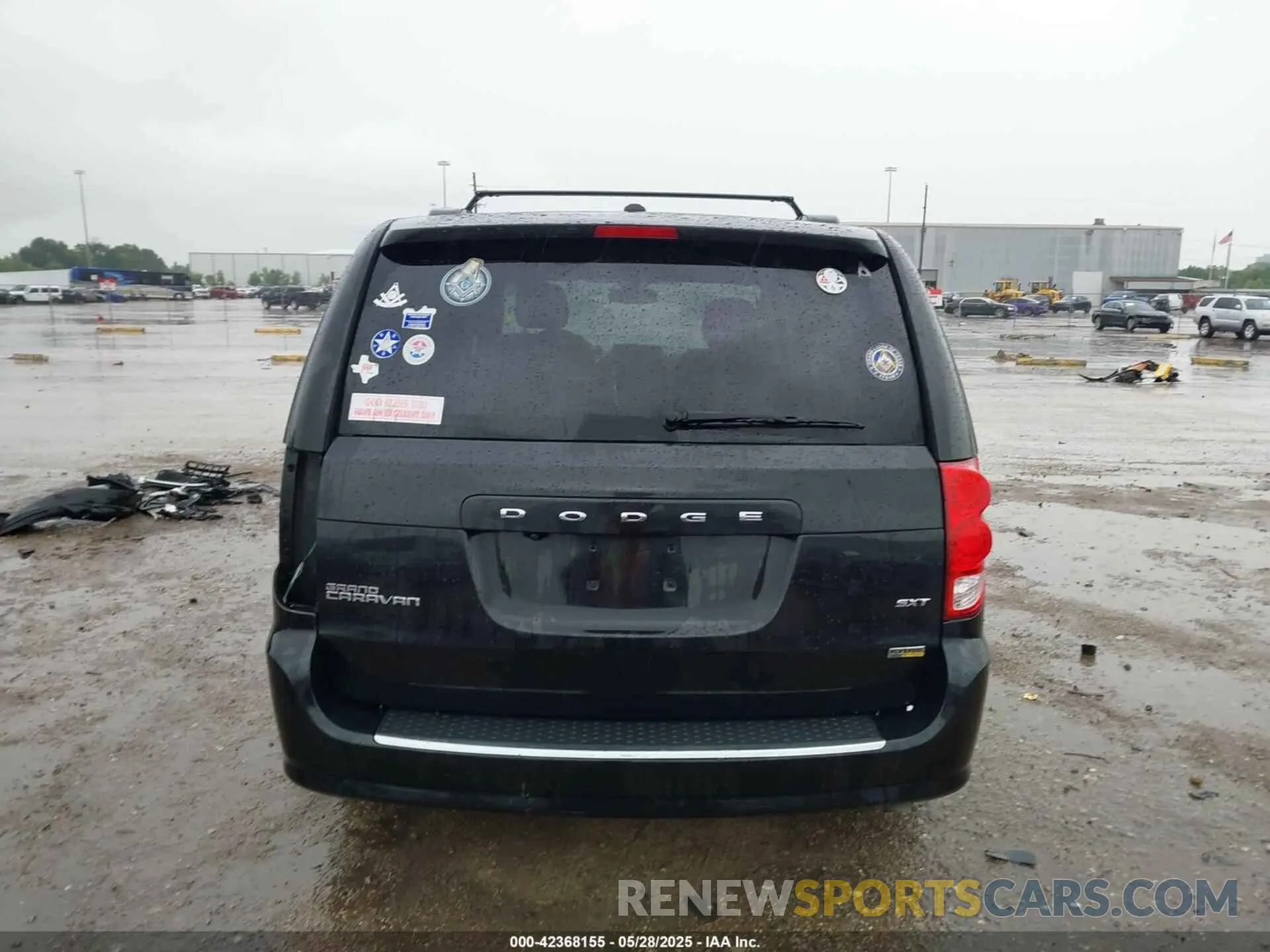 17 Photograph of a damaged car 2C4RDGCG6KR518197 DODGE GRAND CARAVAN 2019