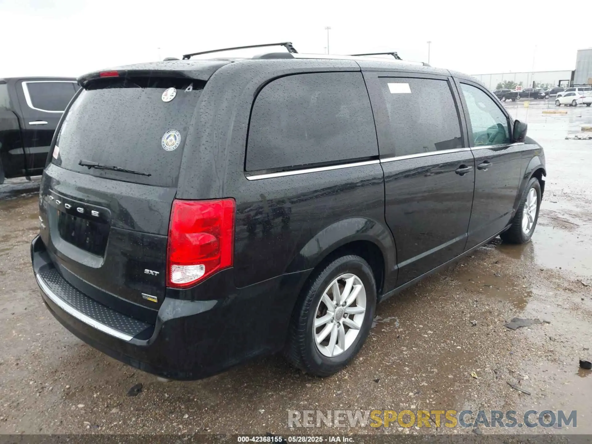 4 Photograph of a damaged car 2C4RDGCG6KR518197 DODGE GRAND CARAVAN 2019
