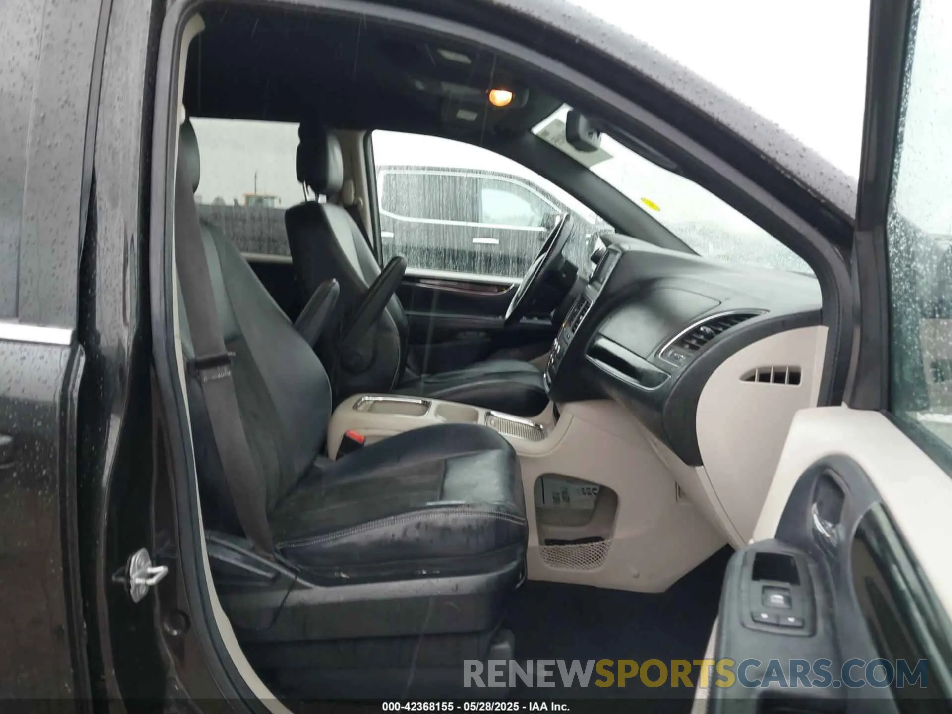 5 Photograph of a damaged car 2C4RDGCG6KR518197 DODGE GRAND CARAVAN 2019