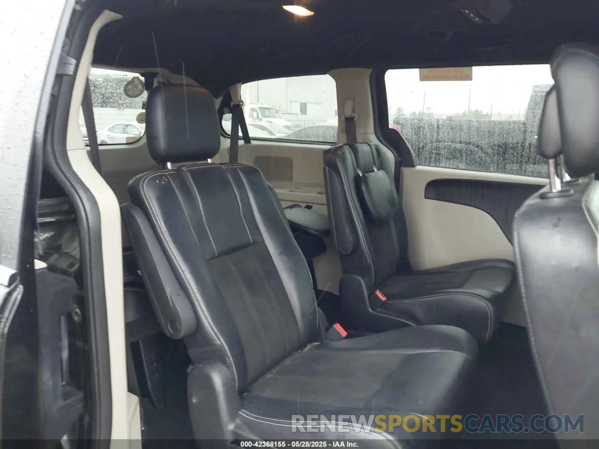 8 Photograph of a damaged car 2C4RDGCG6KR518197 DODGE GRAND CARAVAN 2019