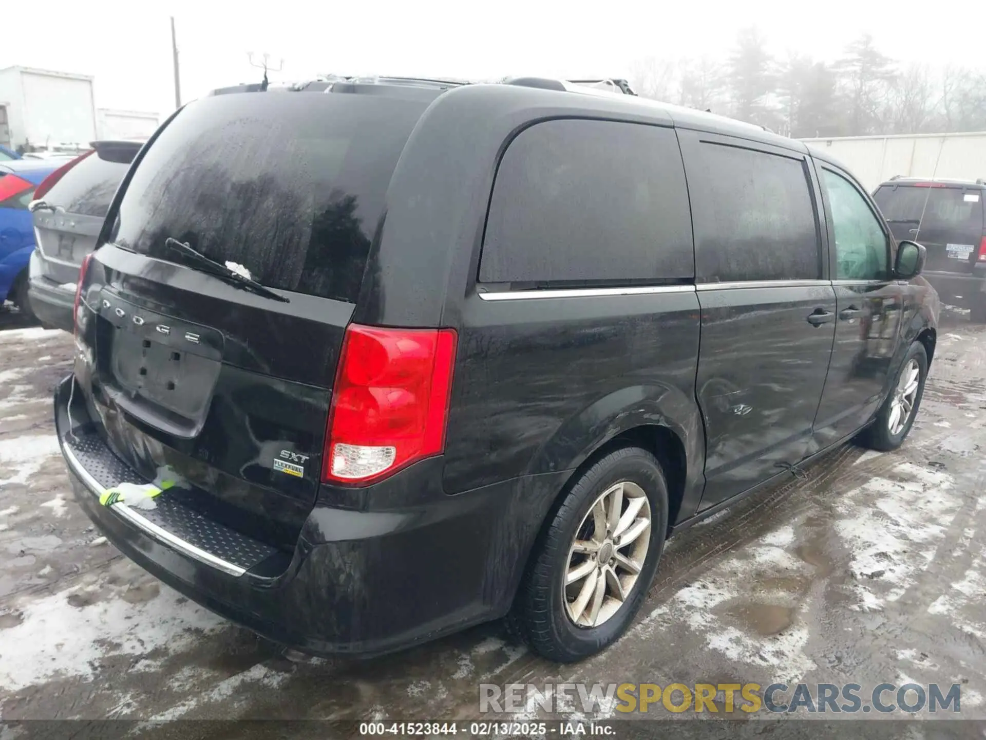 4 Photograph of a damaged car 2C4RDGCG6KR695929 DODGE GRAND CARAVAN 2019
