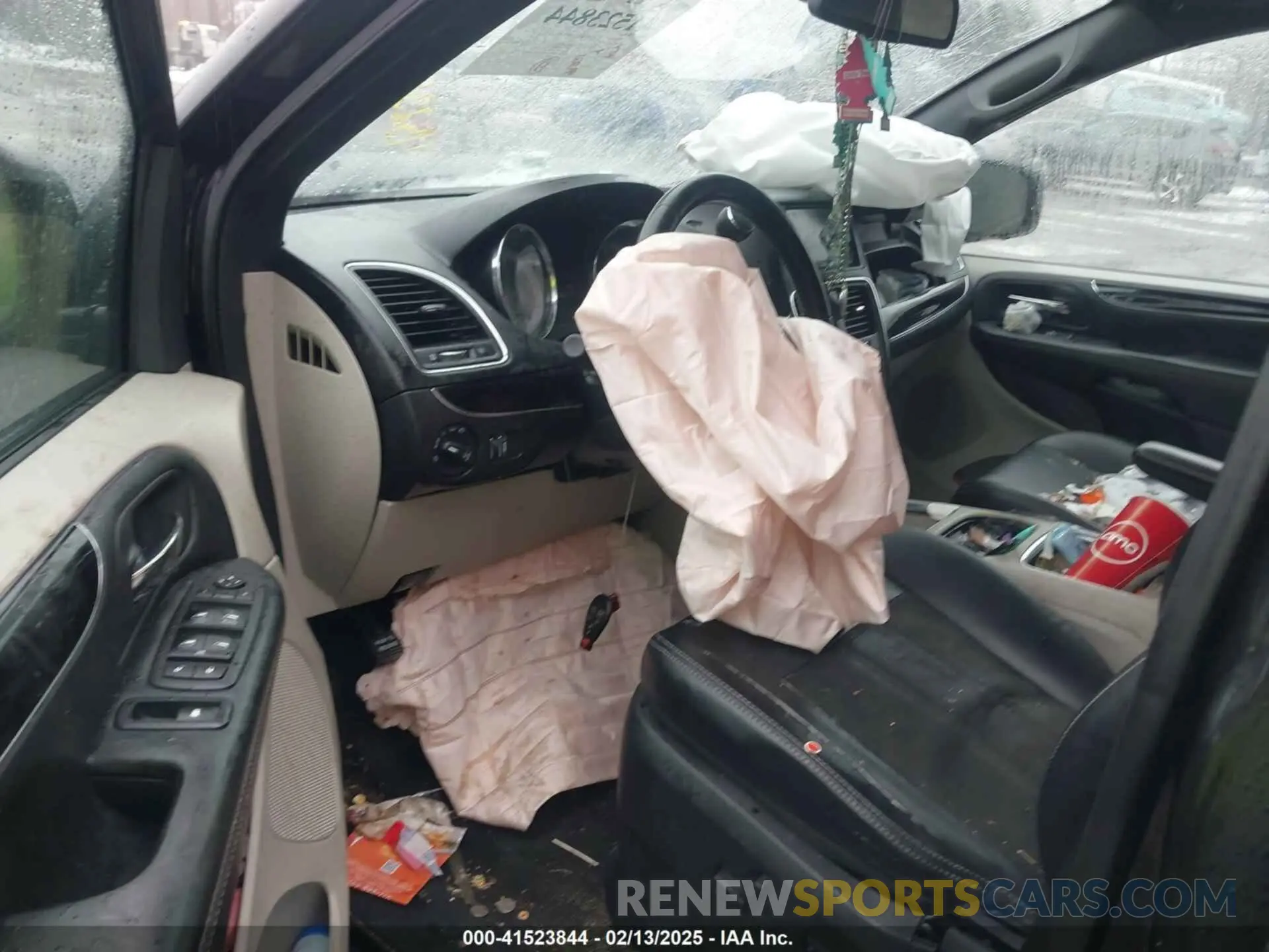 5 Photograph of a damaged car 2C4RDGCG6KR695929 DODGE GRAND CARAVAN 2019