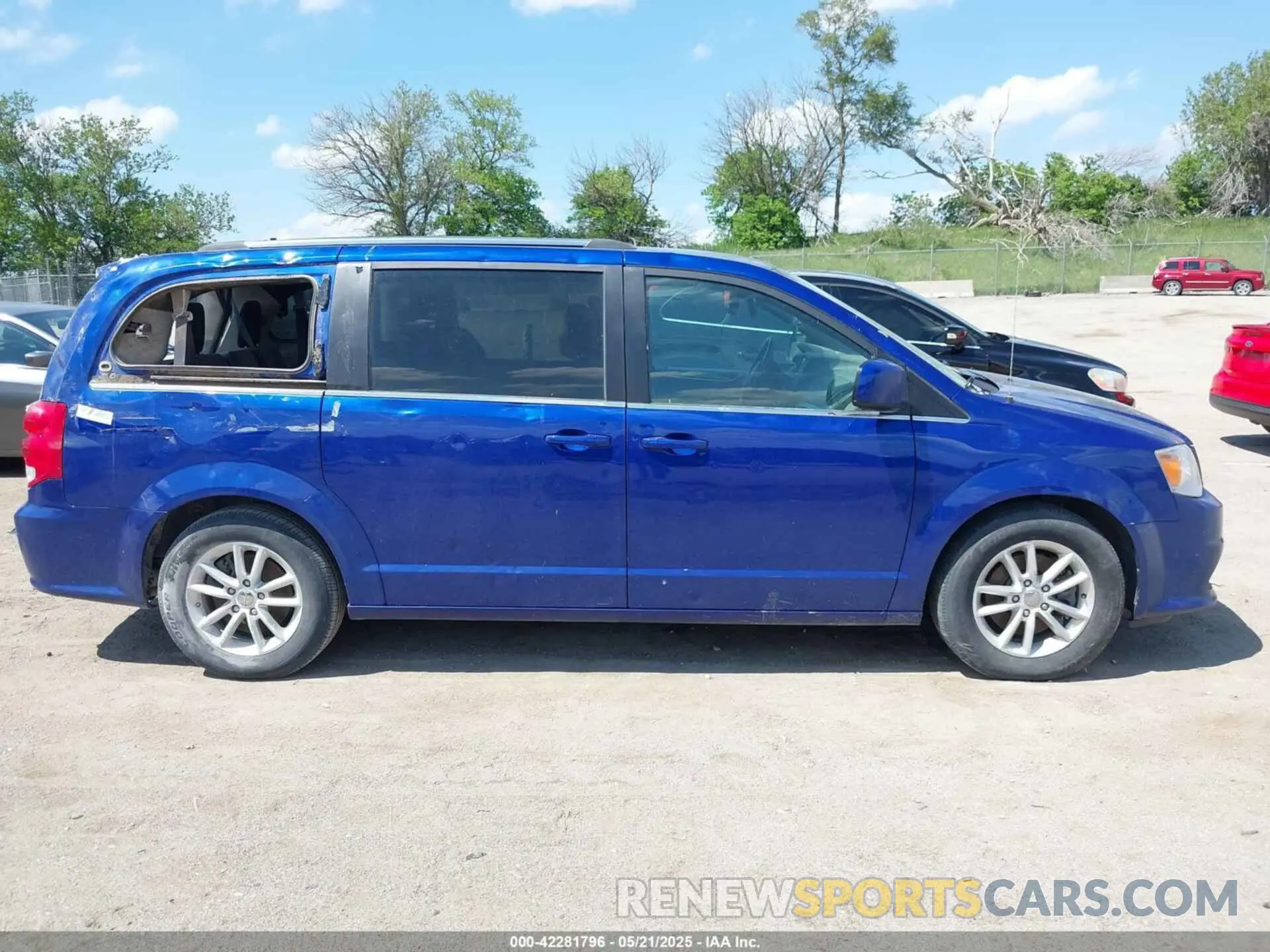 13 Photograph of a damaged car 2C4RDGCG6KR712115 DODGE GRAND CARAVAN 2019