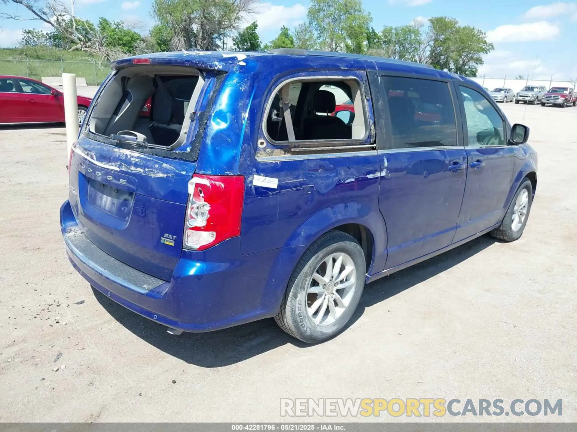 4 Photograph of a damaged car 2C4RDGCG6KR712115 DODGE GRAND CARAVAN 2019