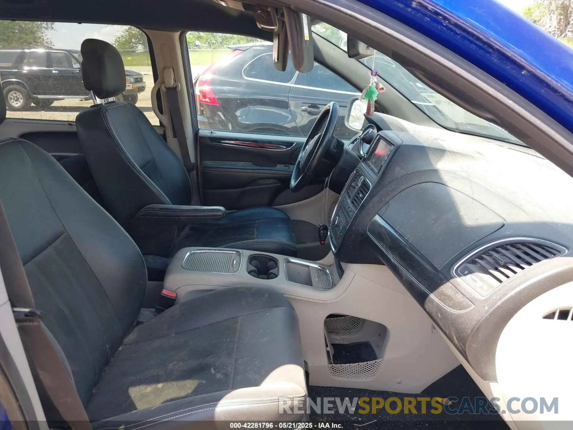 5 Photograph of a damaged car 2C4RDGCG6KR712115 DODGE GRAND CARAVAN 2019