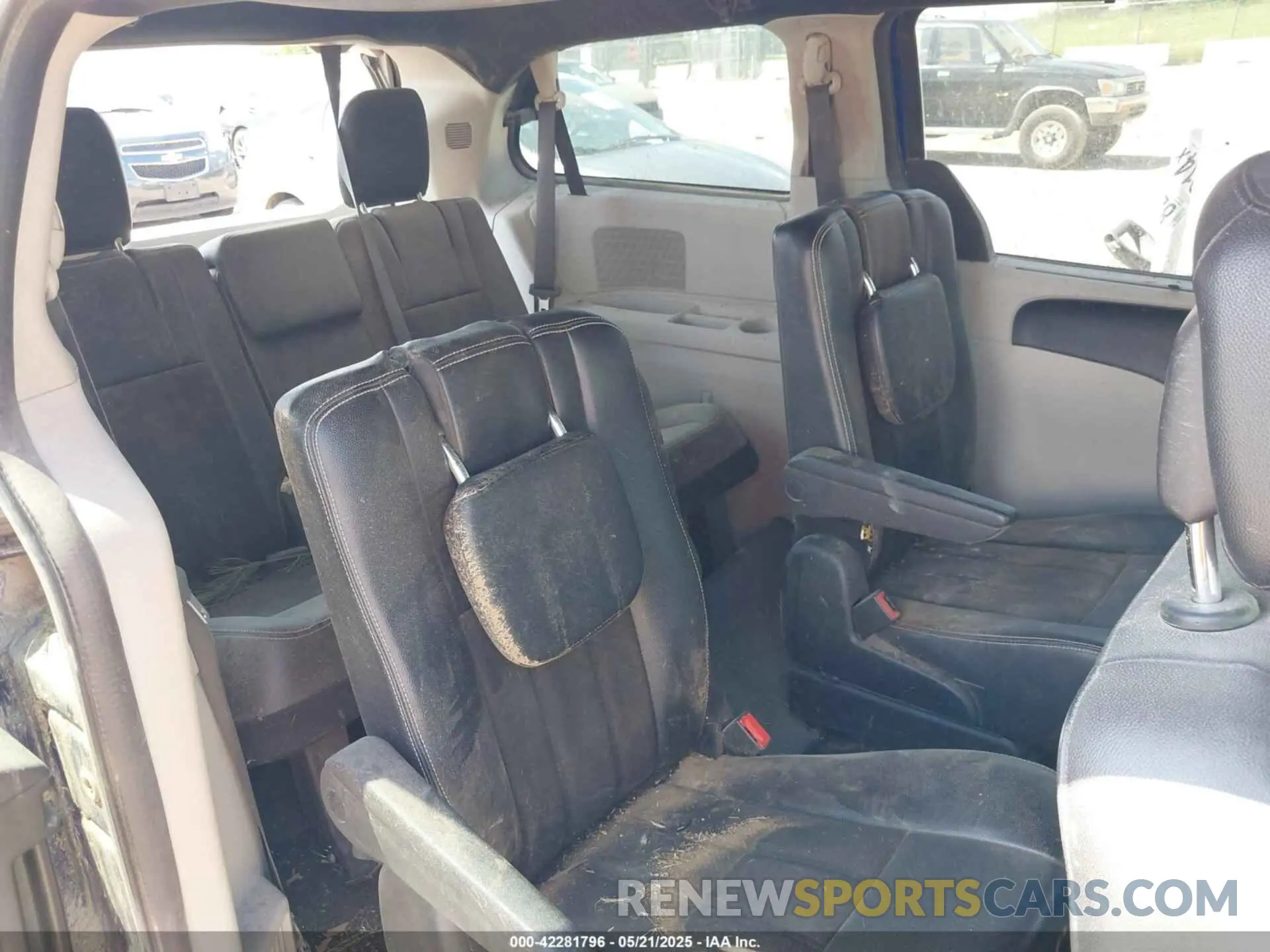 8 Photograph of a damaged car 2C4RDGCG6KR712115 DODGE GRAND CARAVAN 2019