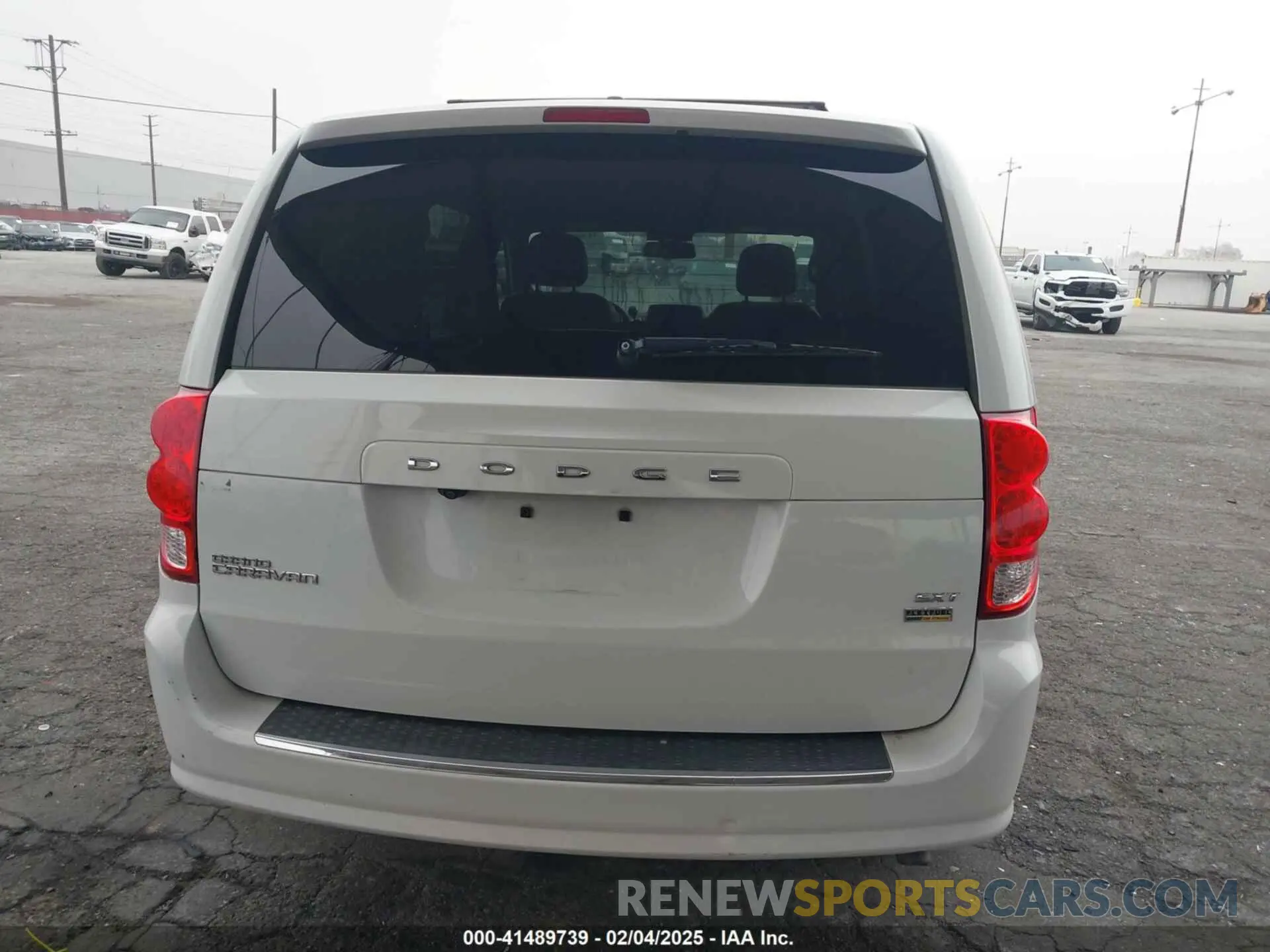 15 Photograph of a damaged car 2C4RDGCG6KR726175 DODGE GRAND CARAVAN 2019