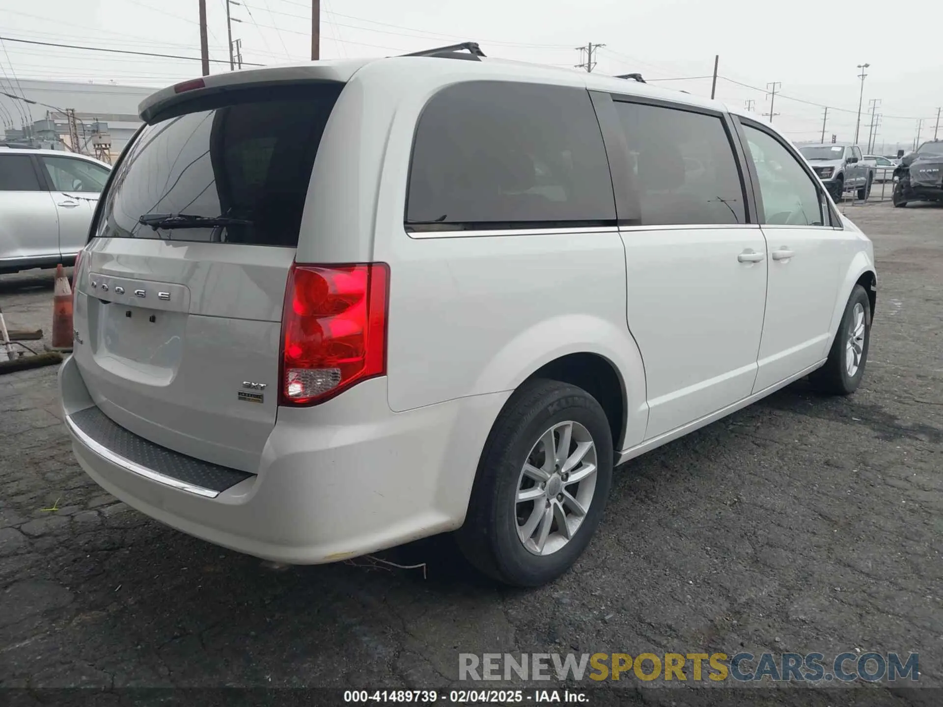 4 Photograph of a damaged car 2C4RDGCG6KR726175 DODGE GRAND CARAVAN 2019
