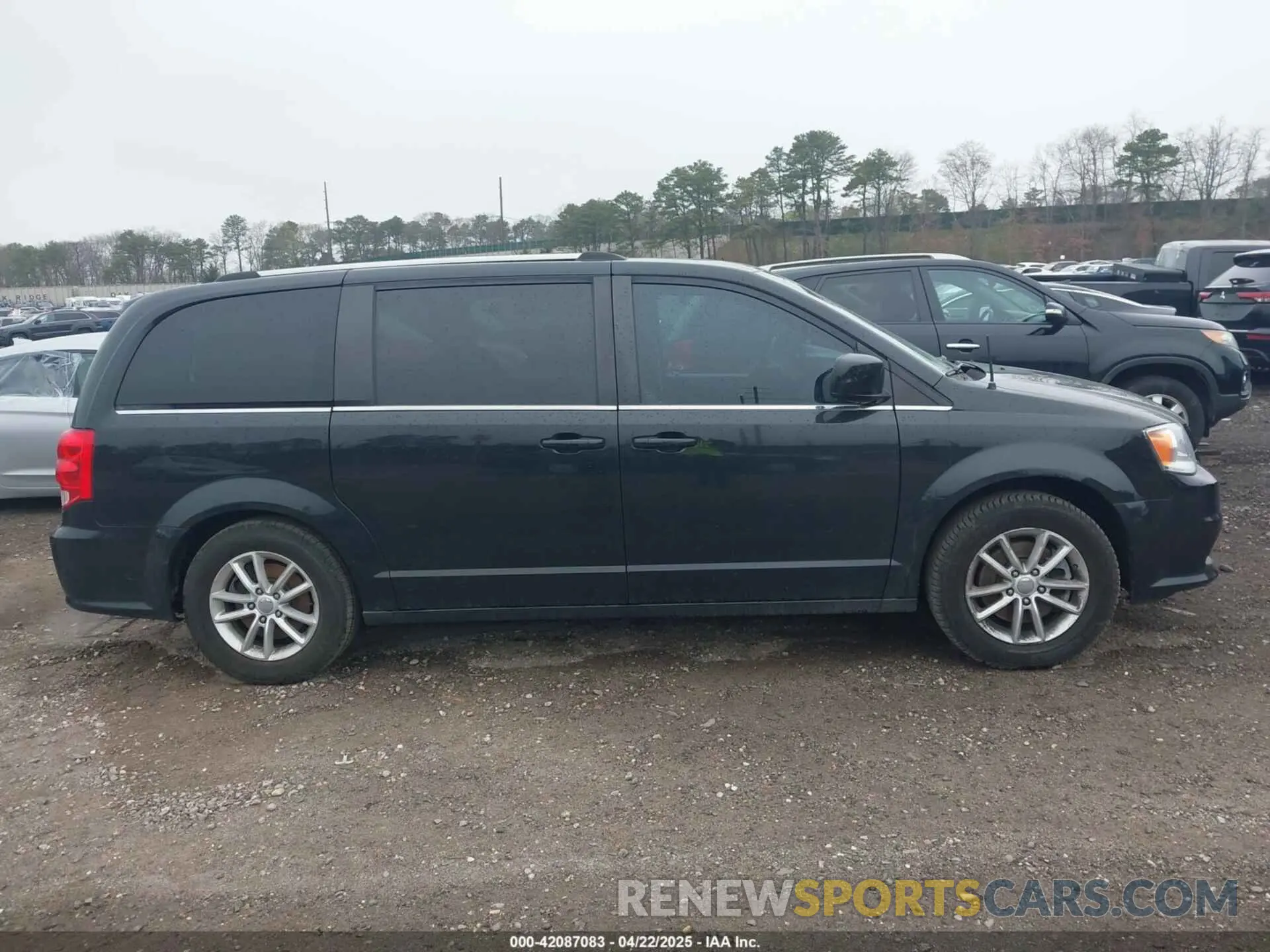 13 Photograph of a damaged car 2C4RDGCG6KR749505 DODGE GRAND CARAVAN 2019