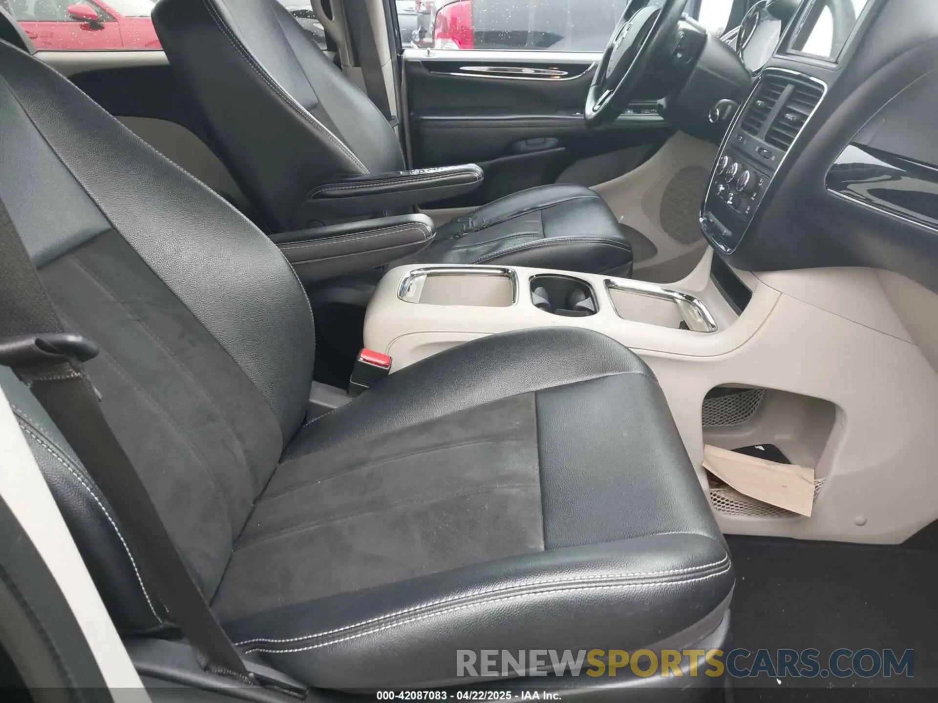 5 Photograph of a damaged car 2C4RDGCG6KR749505 DODGE GRAND CARAVAN 2019