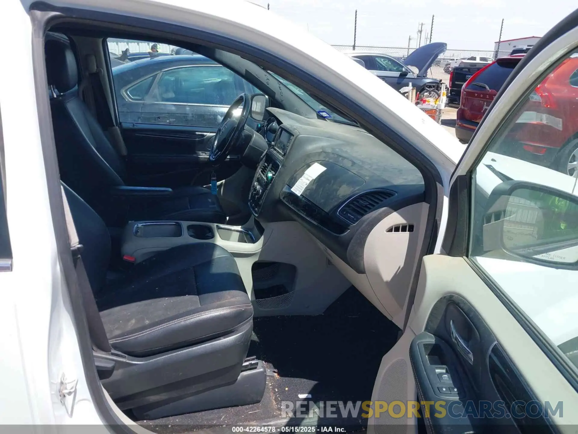 5 Photograph of a damaged car 2C4RDGCG7KR517267 DODGE GRAND CARAVAN 2019