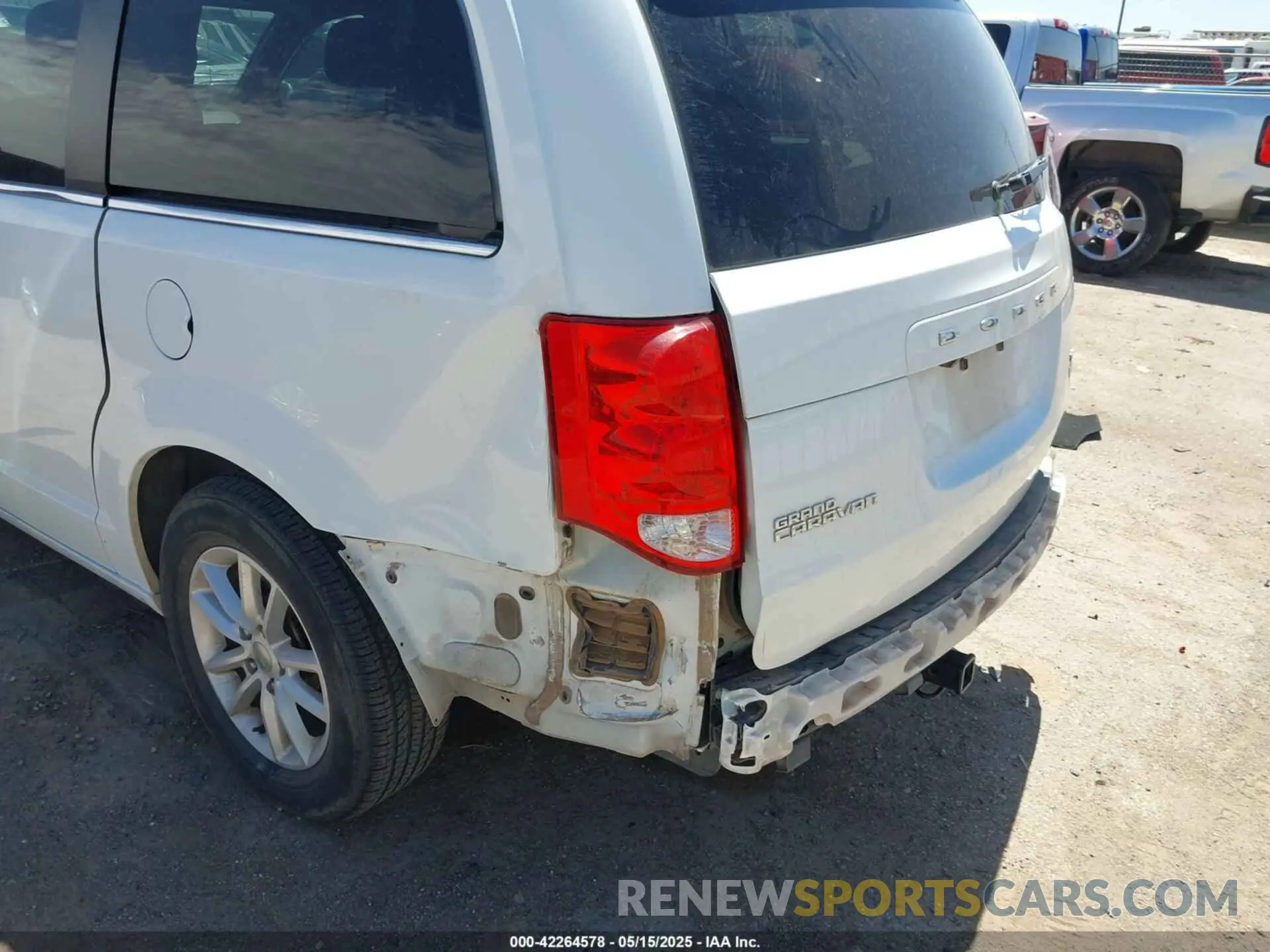 6 Photograph of a damaged car 2C4RDGCG7KR517267 DODGE GRAND CARAVAN 2019