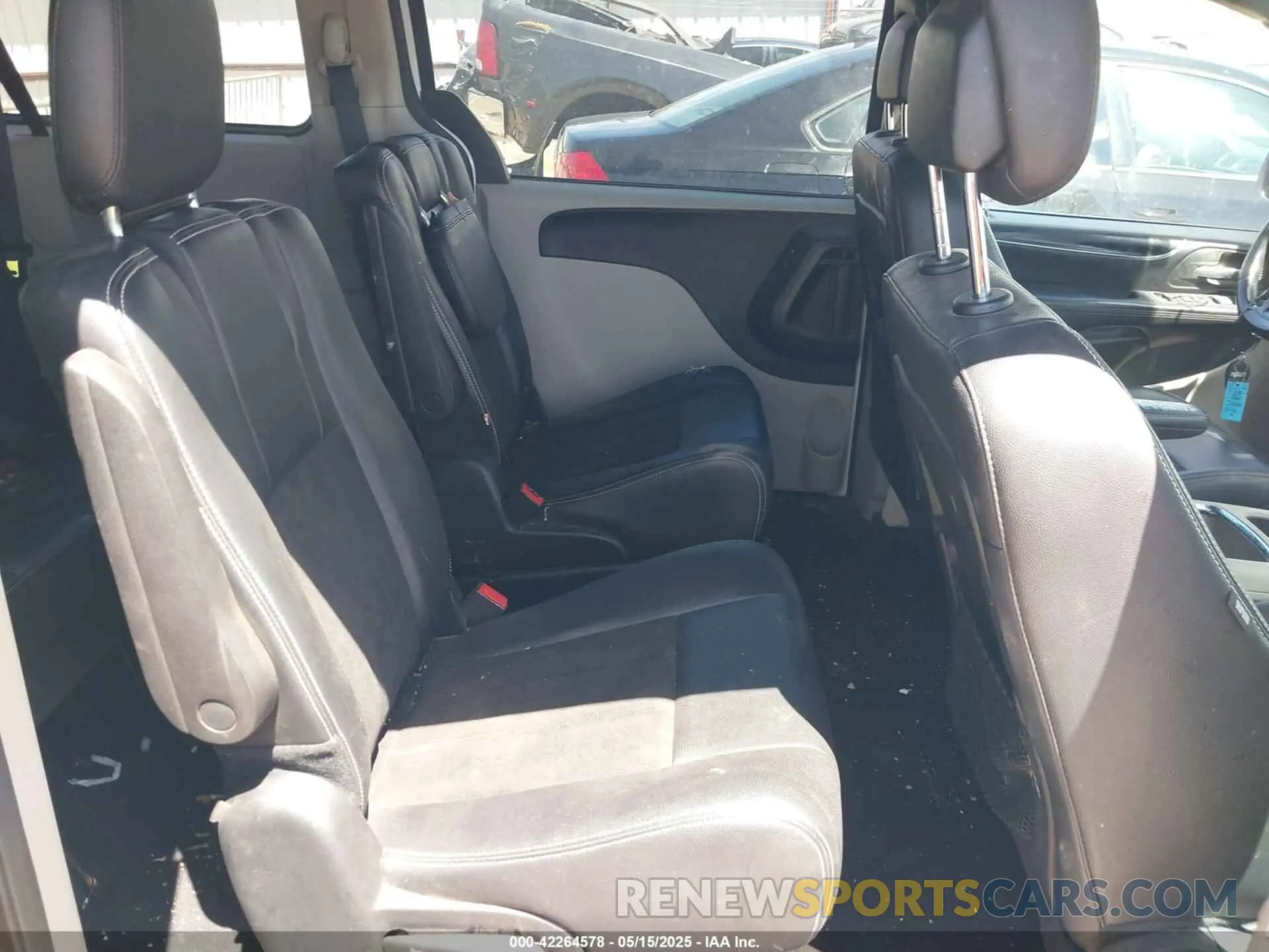 8 Photograph of a damaged car 2C4RDGCG7KR517267 DODGE GRAND CARAVAN 2019