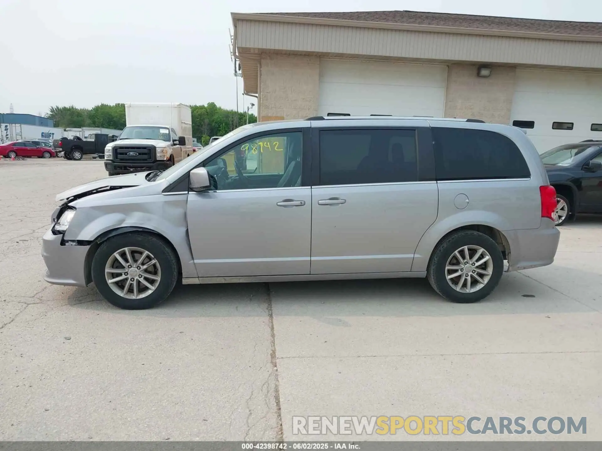 14 Photograph of a damaged car 2C4RDGCG7KR545120 DODGE GRAND CARAVAN 2019
