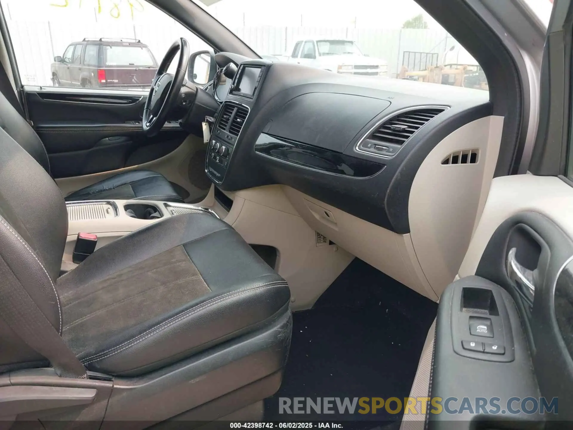 5 Photograph of a damaged car 2C4RDGCG7KR545120 DODGE GRAND CARAVAN 2019
