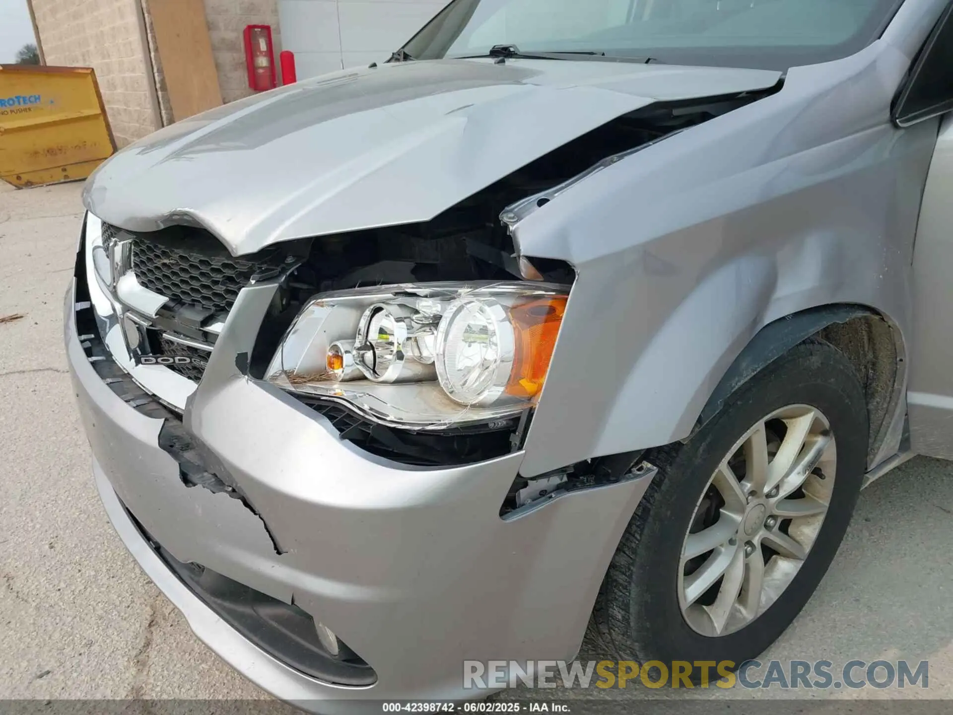 6 Photograph of a damaged car 2C4RDGCG7KR545120 DODGE GRAND CARAVAN 2019