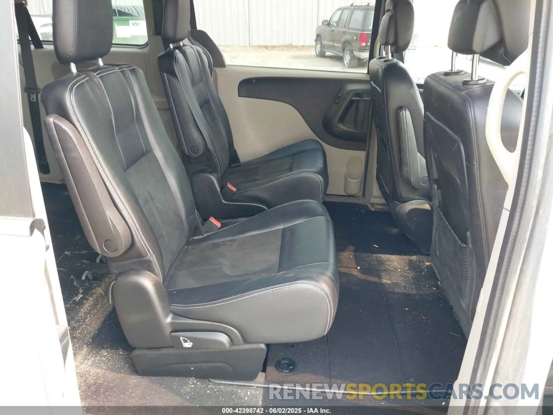 8 Photograph of a damaged car 2C4RDGCG7KR545120 DODGE GRAND CARAVAN 2019