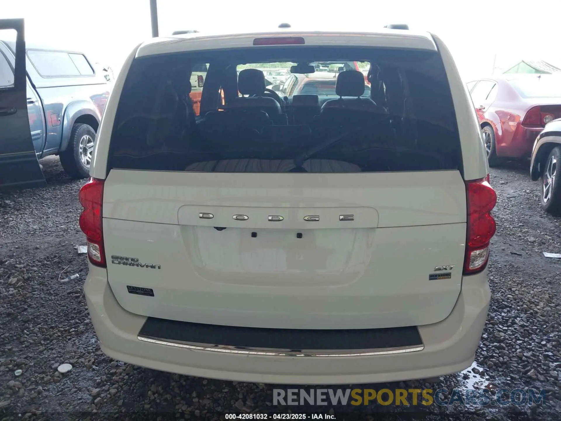 17 Photograph of a damaged car 2C4RDGCG7KR677214 DODGE GRAND CARAVAN 2019