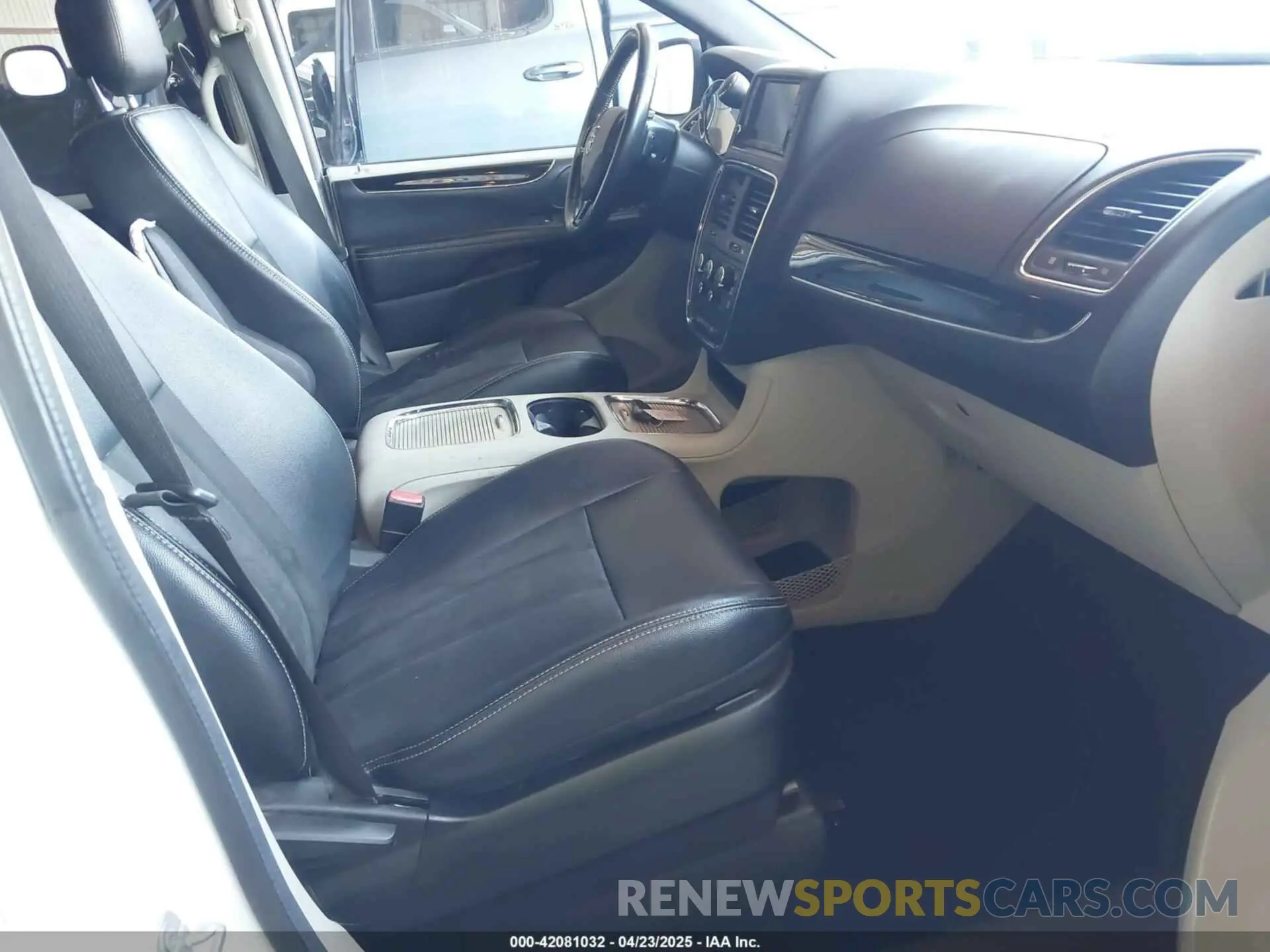 5 Photograph of a damaged car 2C4RDGCG7KR677214 DODGE GRAND CARAVAN 2019
