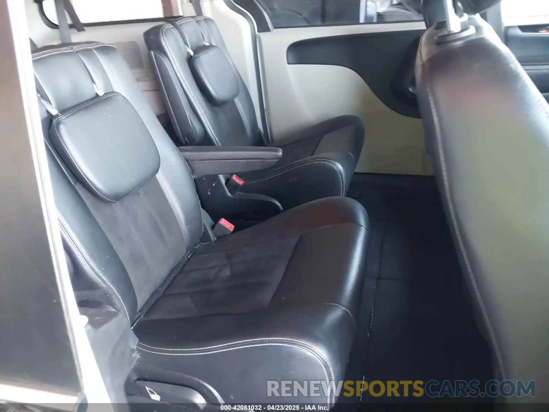 8 Photograph of a damaged car 2C4RDGCG7KR677214 DODGE GRAND CARAVAN 2019