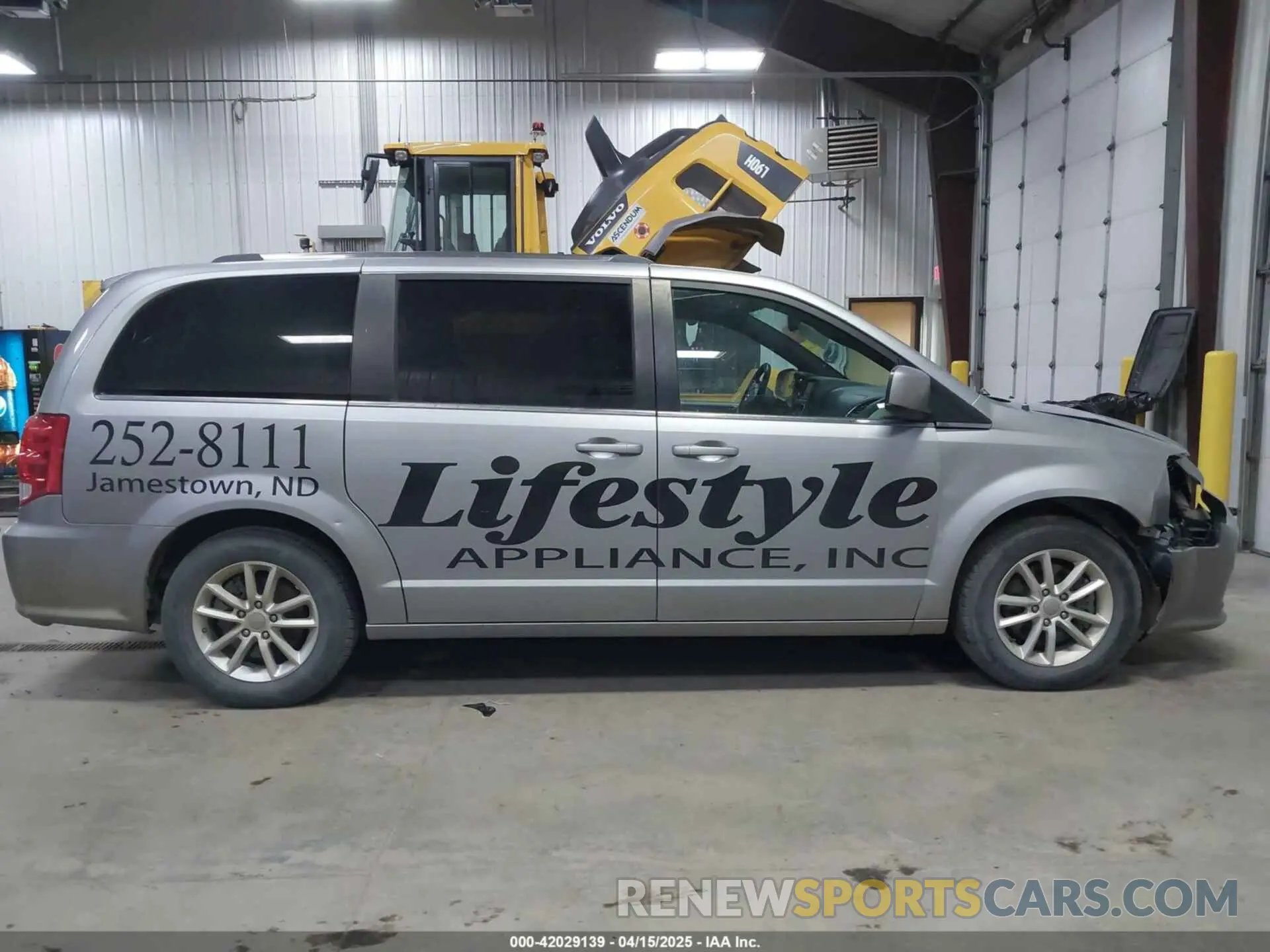 14 Photograph of a damaged car 2C4RDGCG7KR677343 DODGE GRAND CARAVAN 2019