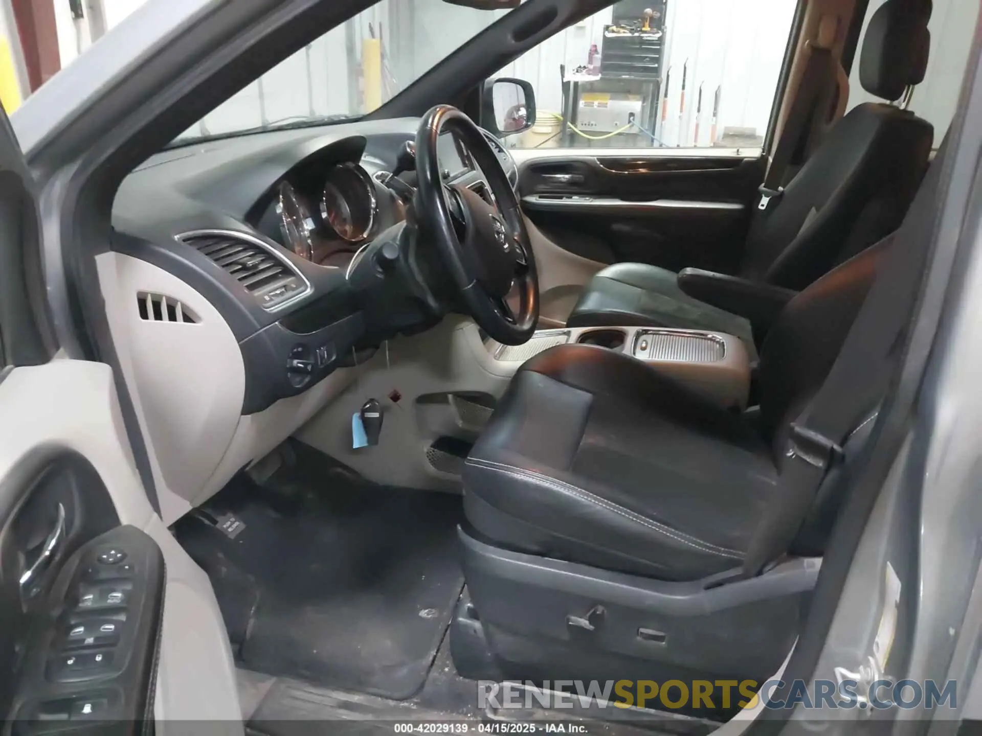 5 Photograph of a damaged car 2C4RDGCG7KR677343 DODGE GRAND CARAVAN 2019