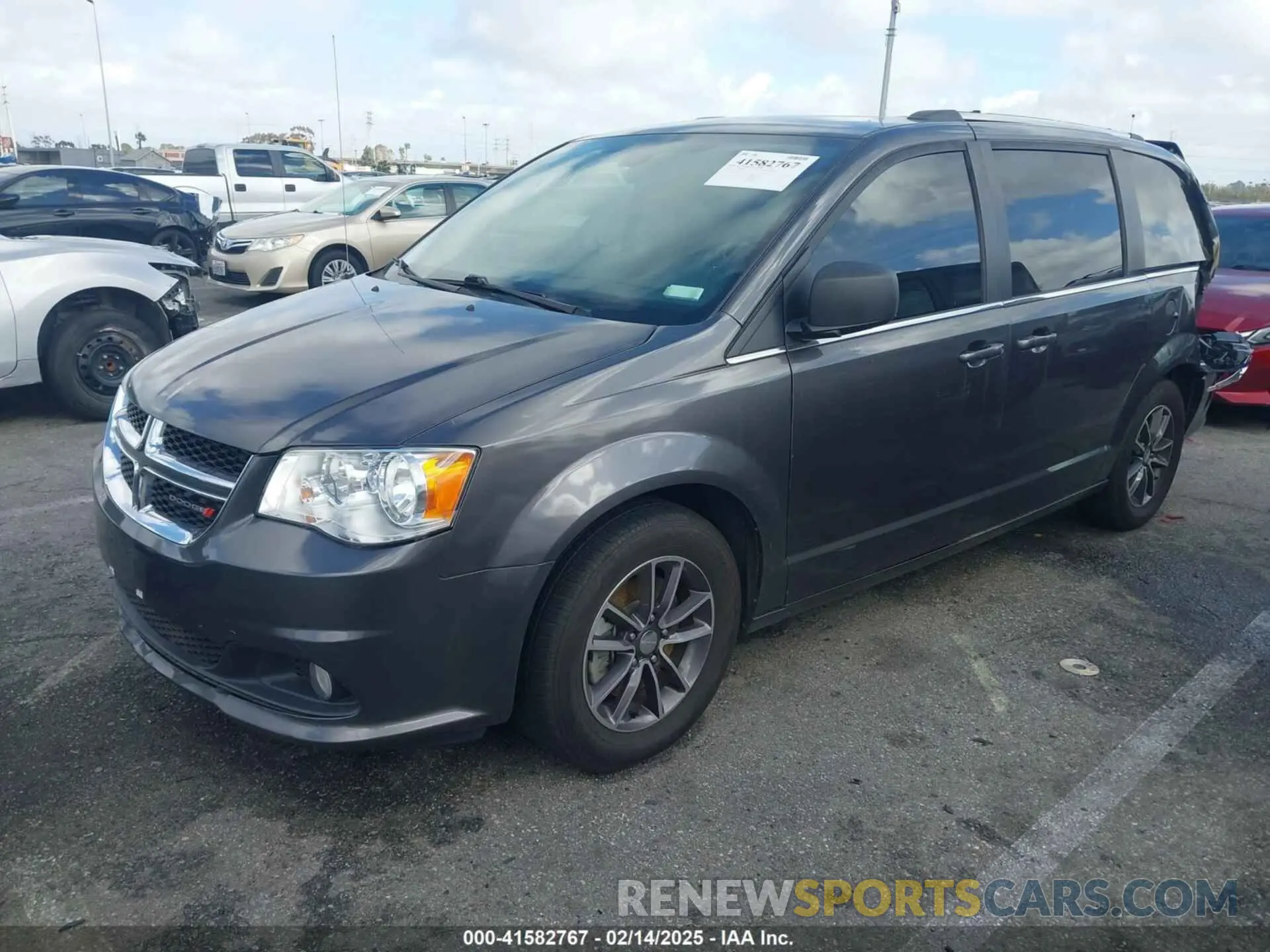 2 Photograph of a damaged car 2C4RDGCG7KR691775 DODGE GRAND CARAVAN 2019