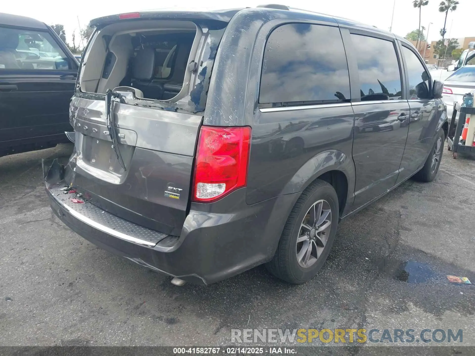 4 Photograph of a damaged car 2C4RDGCG7KR691775 DODGE GRAND CARAVAN 2019