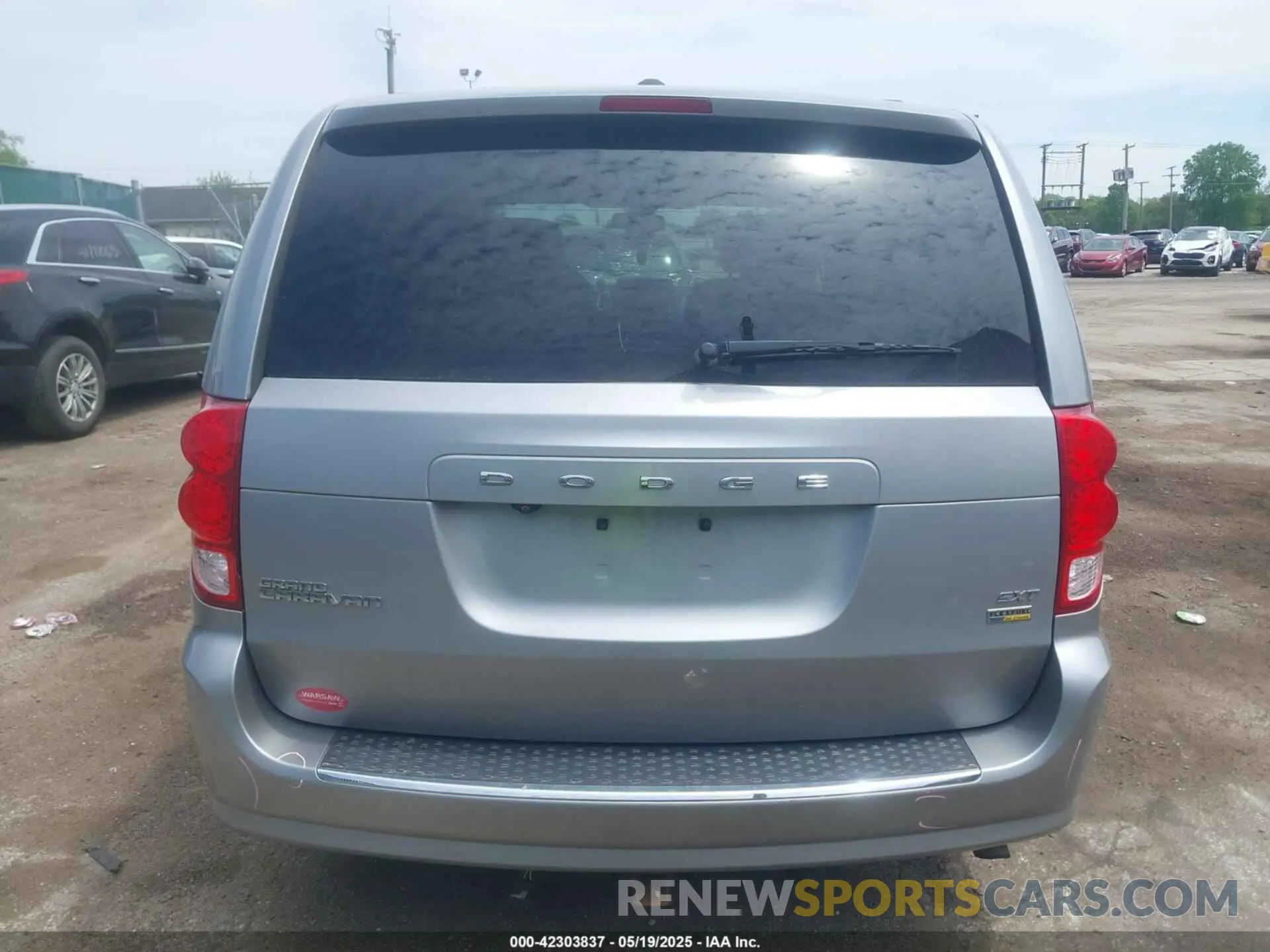 17 Photograph of a damaged car 2C4RDGCG7KR716495 DODGE GRAND CARAVAN 2019