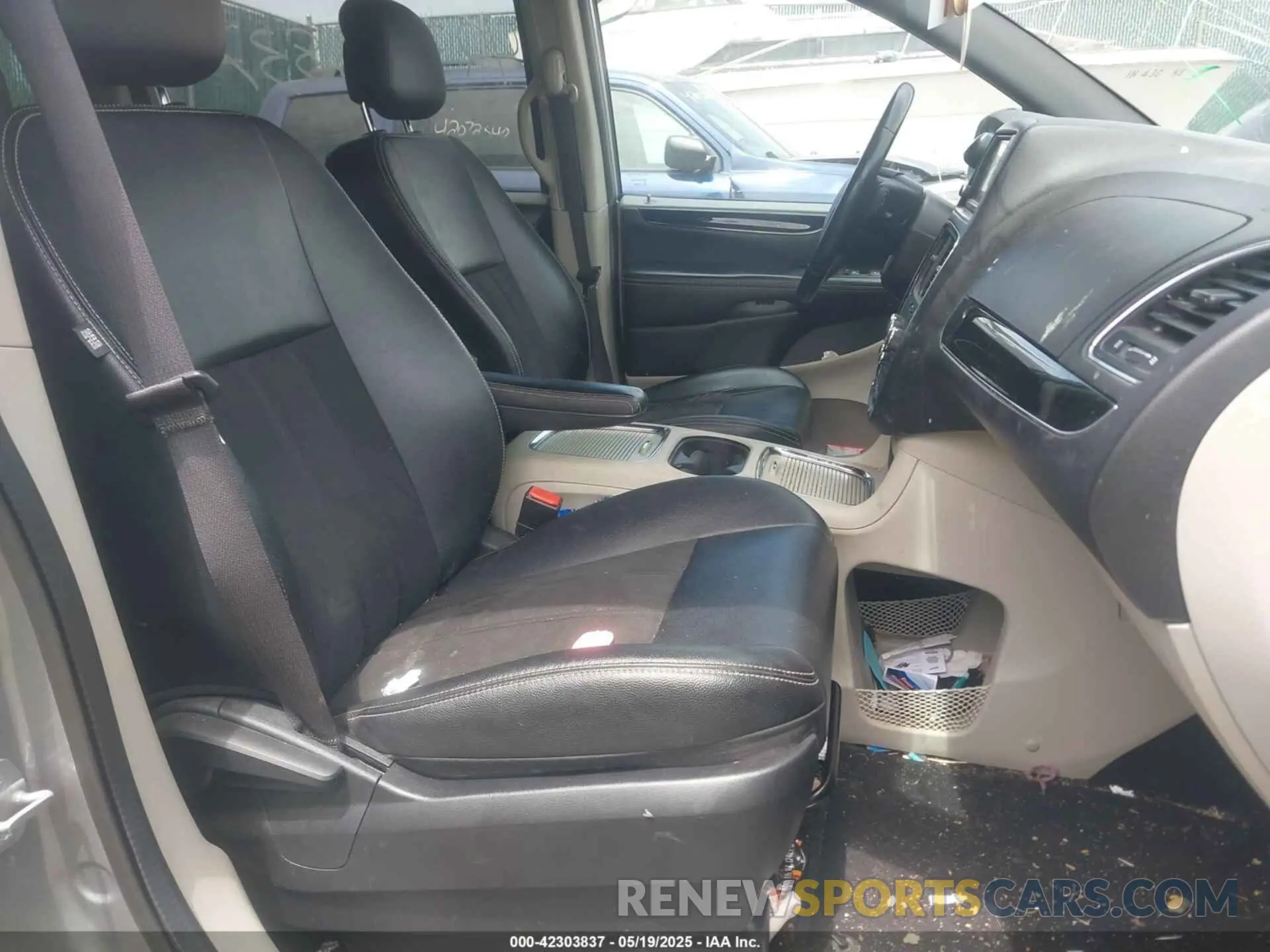 5 Photograph of a damaged car 2C4RDGCG7KR716495 DODGE GRAND CARAVAN 2019