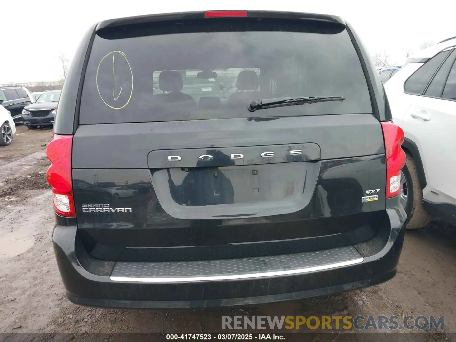 17 Photograph of a damaged car 2C4RDGCG7KR739422 DODGE GRAND CARAVAN 2019