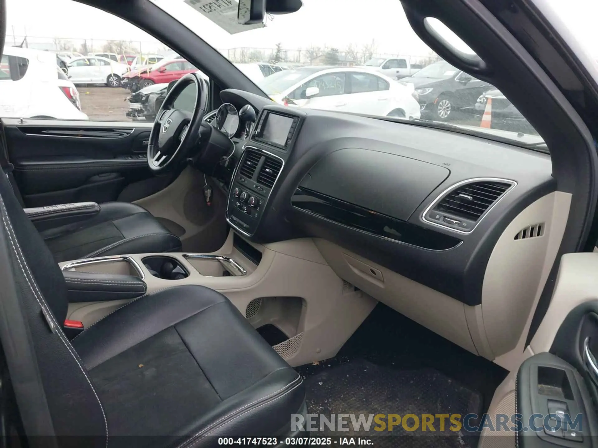5 Photograph of a damaged car 2C4RDGCG7KR739422 DODGE GRAND CARAVAN 2019