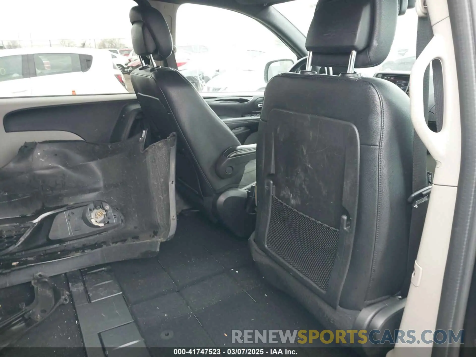 8 Photograph of a damaged car 2C4RDGCG7KR739422 DODGE GRAND CARAVAN 2019