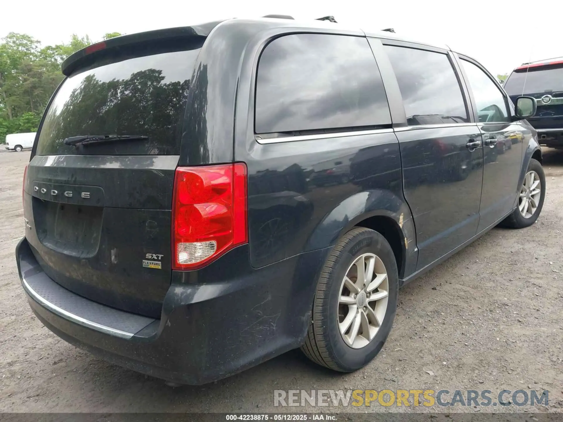 4 Photograph of a damaged car 2C4RDGCG7KR752851 DODGE GRAND CARAVAN 2019