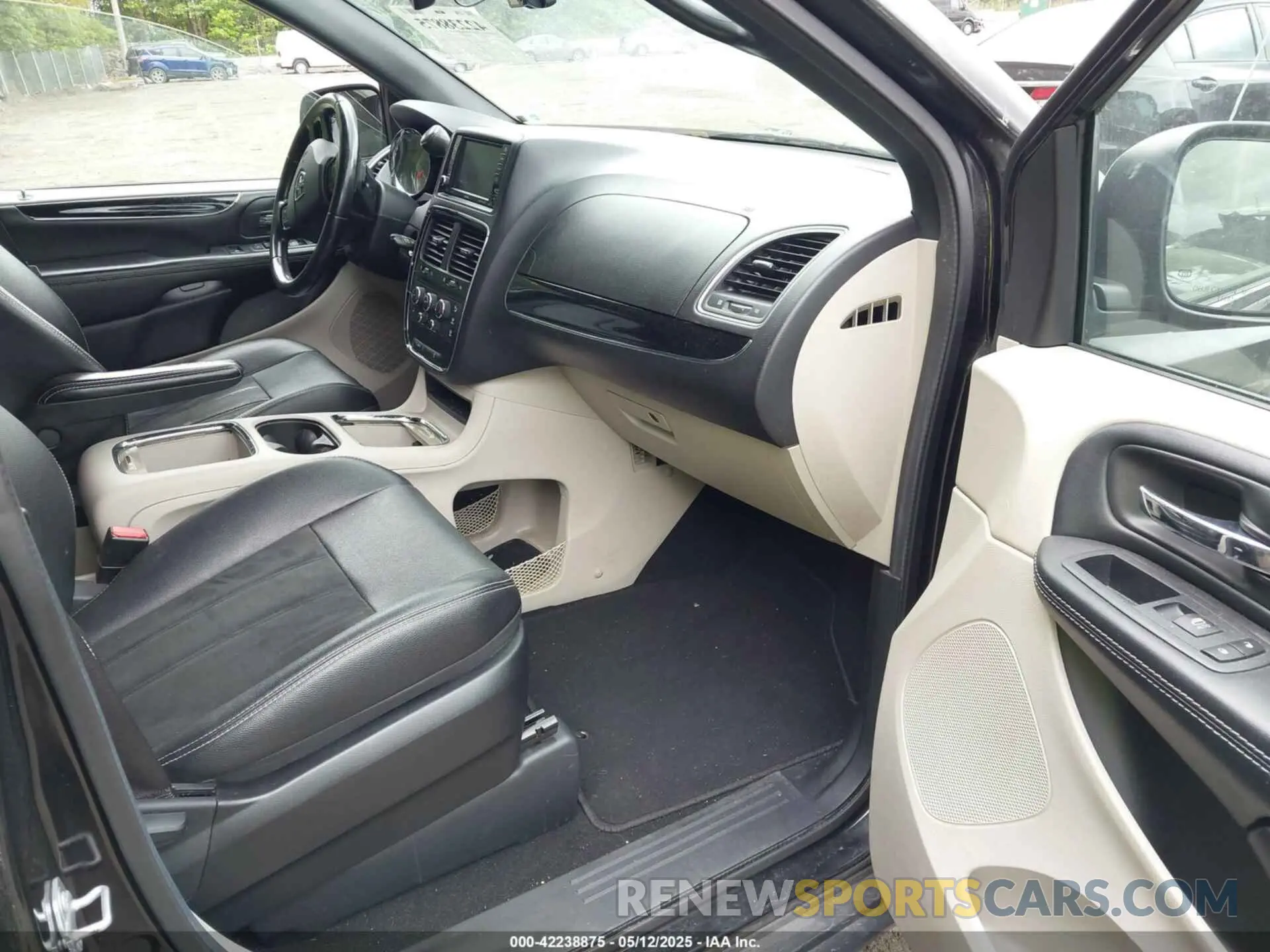 5 Photograph of a damaged car 2C4RDGCG7KR752851 DODGE GRAND CARAVAN 2019